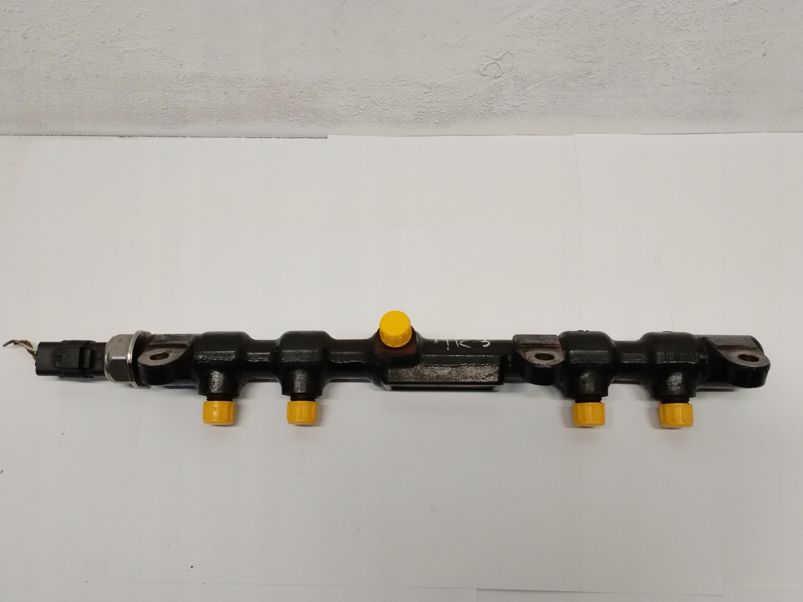 injection ramp z with the sensor Ford Mondeo Mk3 2.0 2S7Q9D280AE