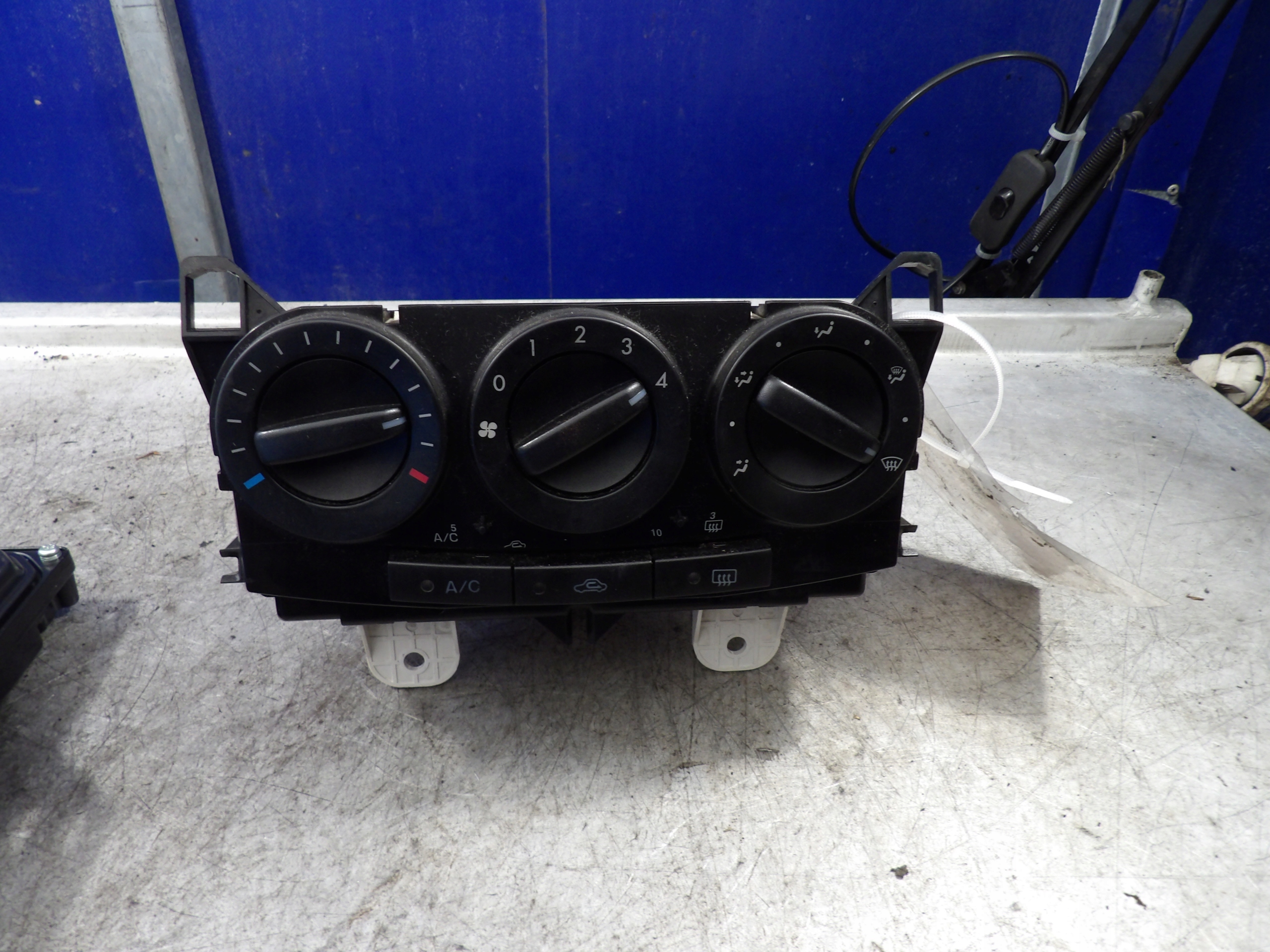 Mazda 5 control panel M1900CC33 HCC33