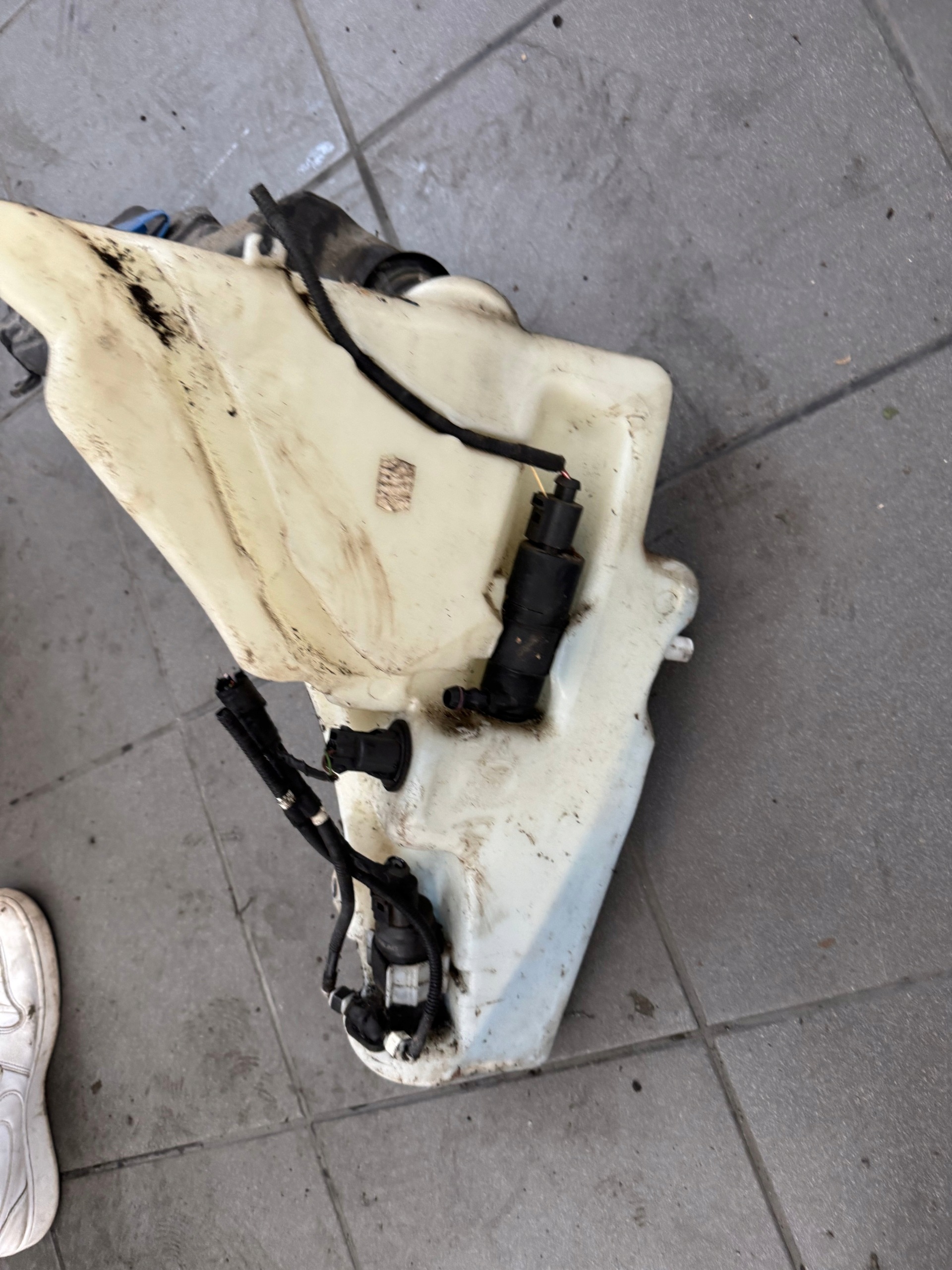 washer fluid tank AUDI A4 B8 A5 8T Q5