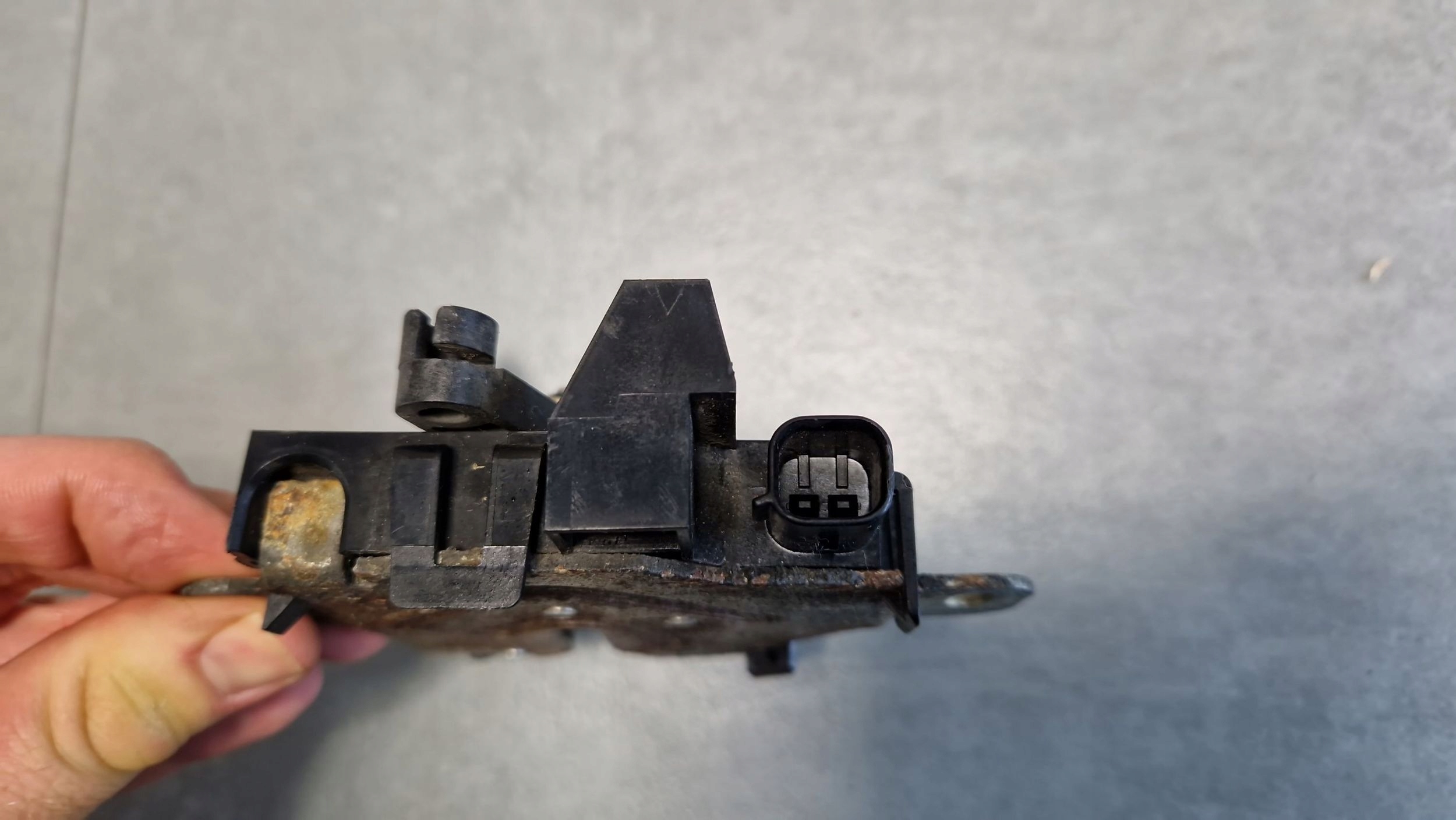 Ford Mondeo MK IV bonnet latch lock 9880567