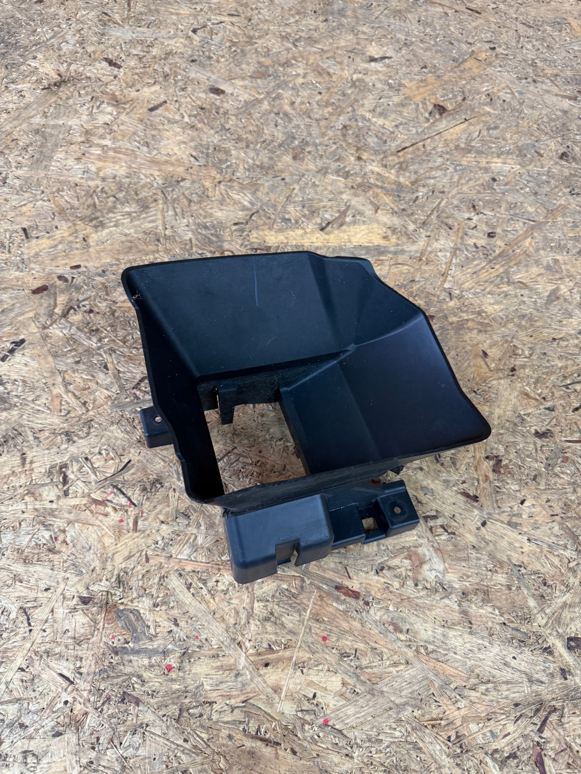 KIEROWNICA WLOT POWIETRZA RENAULT MEGANE IV 628108013R PRAWA