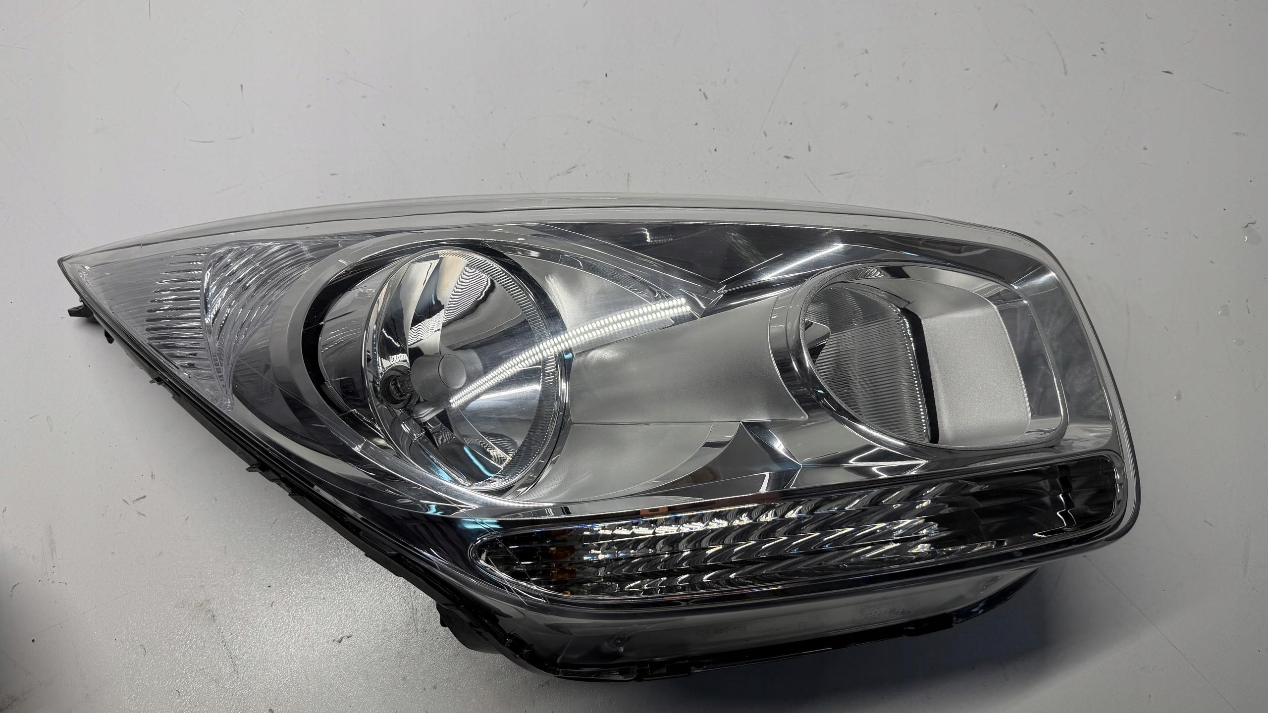 KIA VENGA light right front front EUROPA LADNA 09-19
