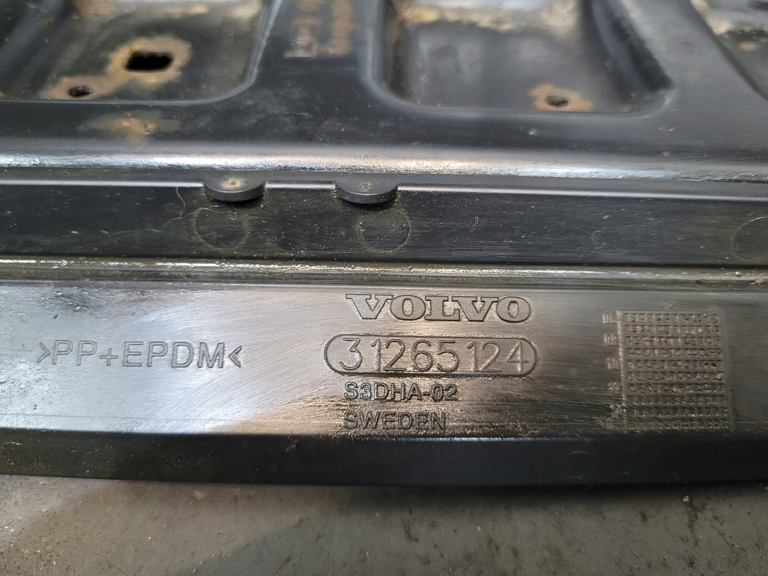 pillar below radiator sider lower VOLVO XC60 and