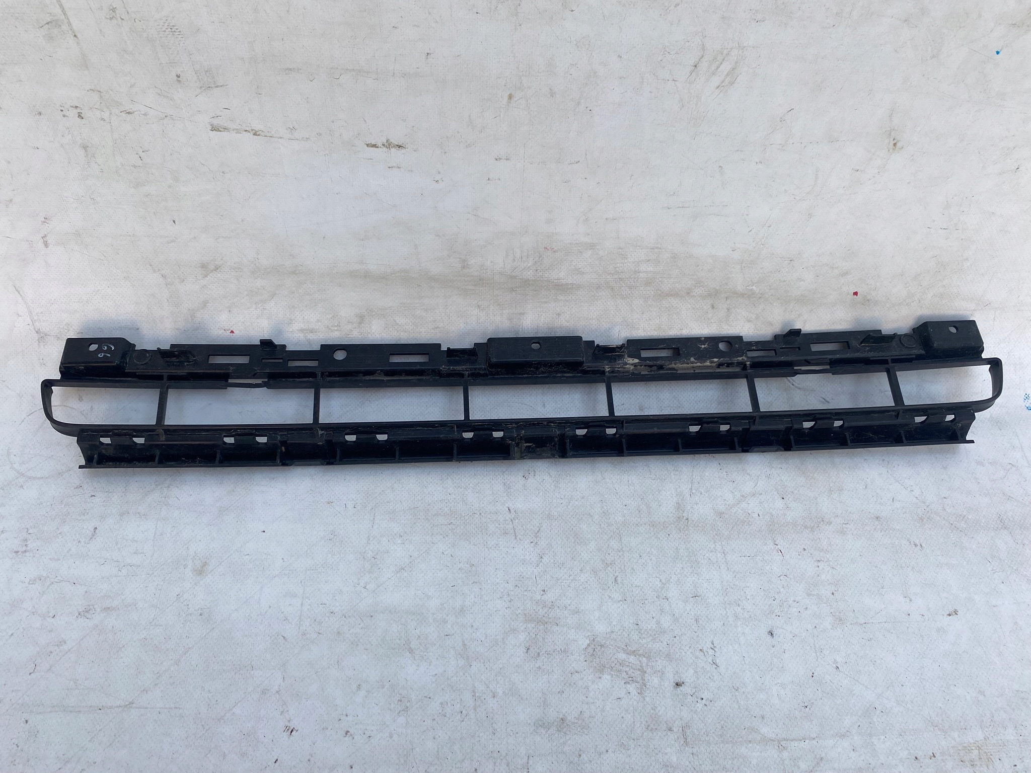 AUDI A4 B9 15-19 S-LINE grid of a bumper central front 8W0807683A