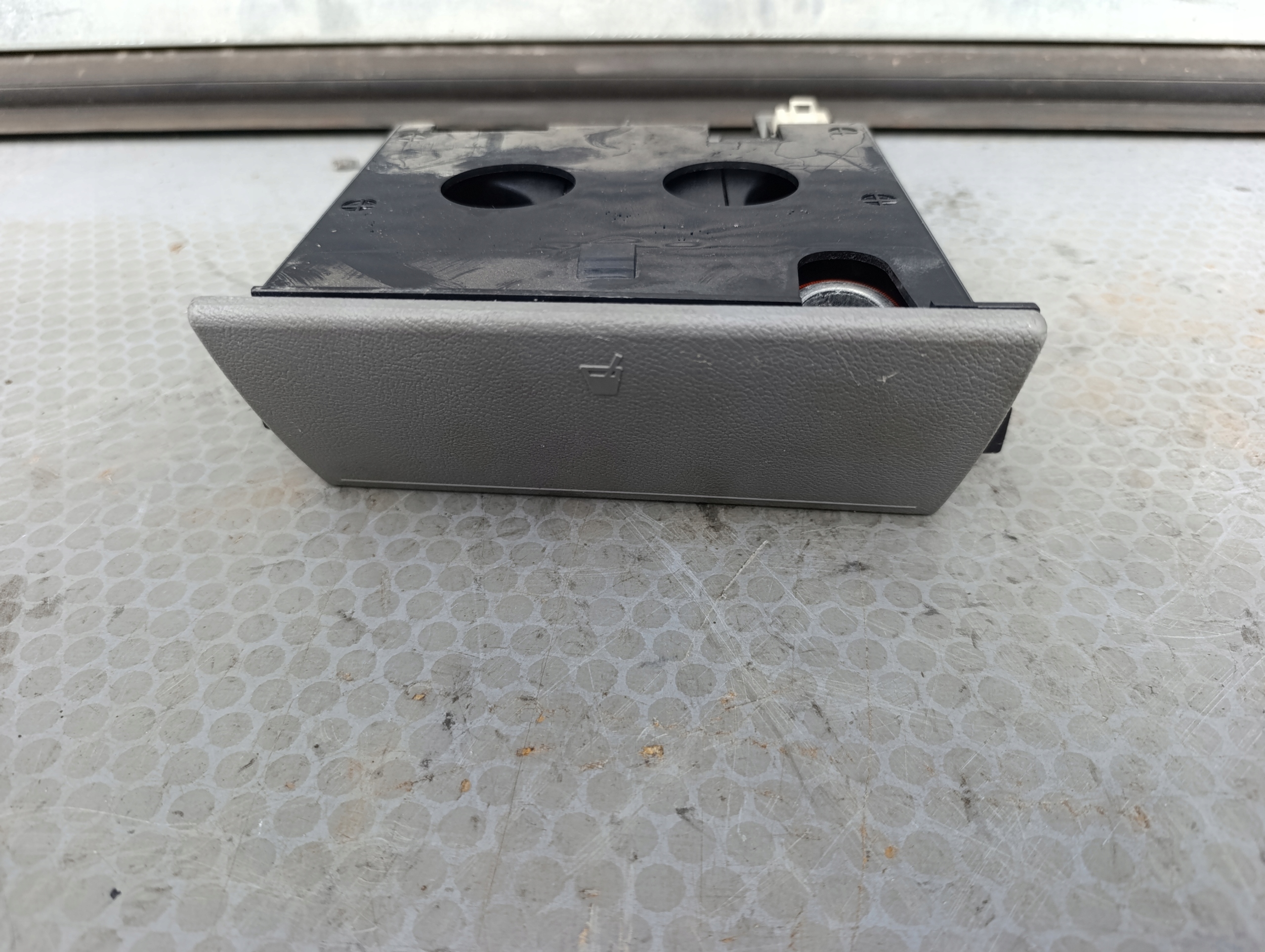 VW T5 PODWOJNY bracket for KUBKI/ damaged (does not have USZU)