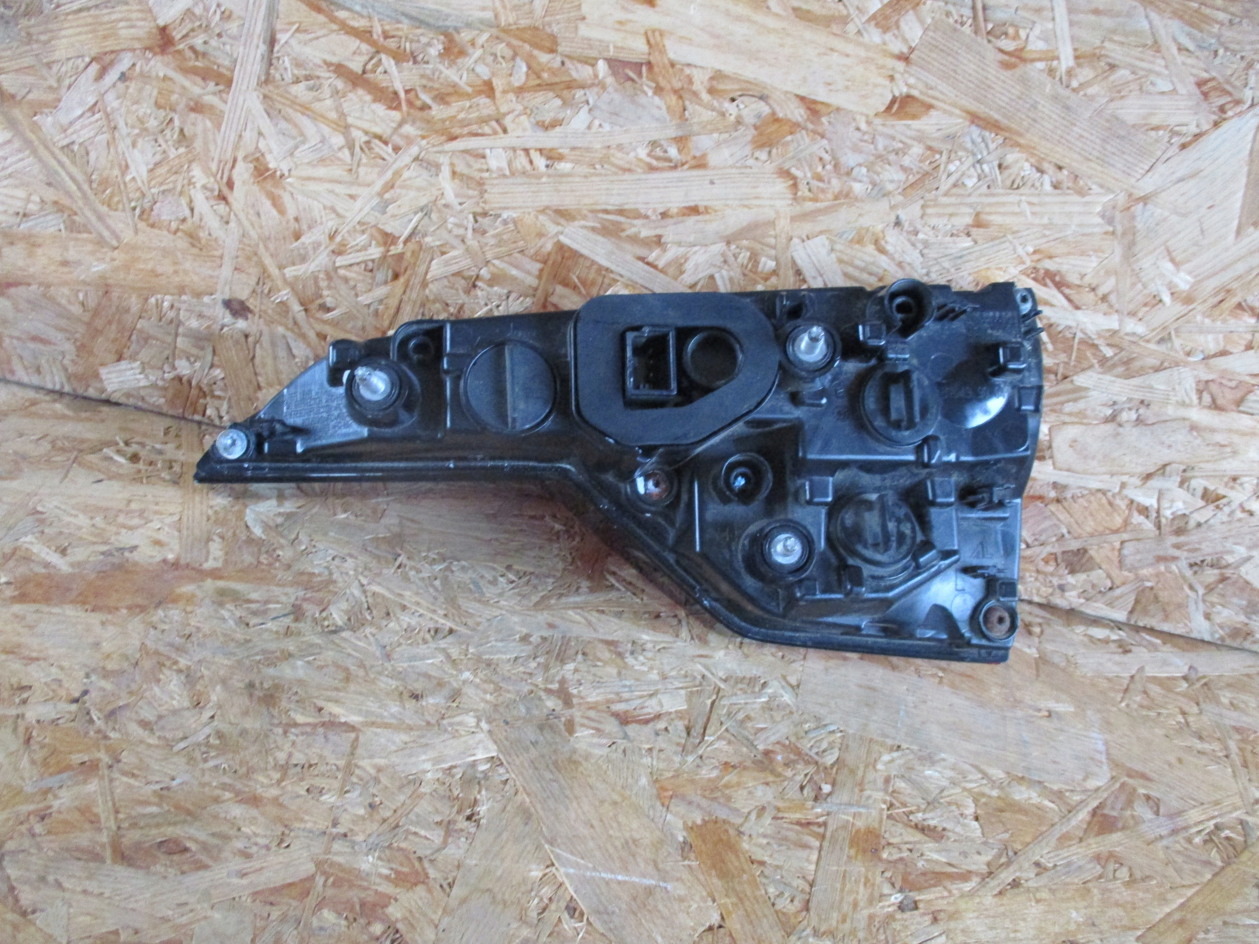 AUDI A4 B9 KOMBI light left rear to the bonnet