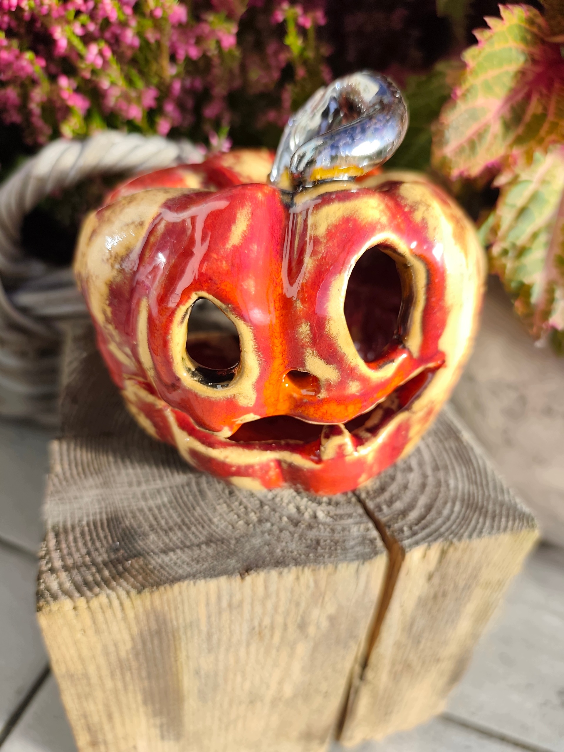 Halloweenská keramická dýně – ruční práce jako dárek do ručně vyráběné zahrady