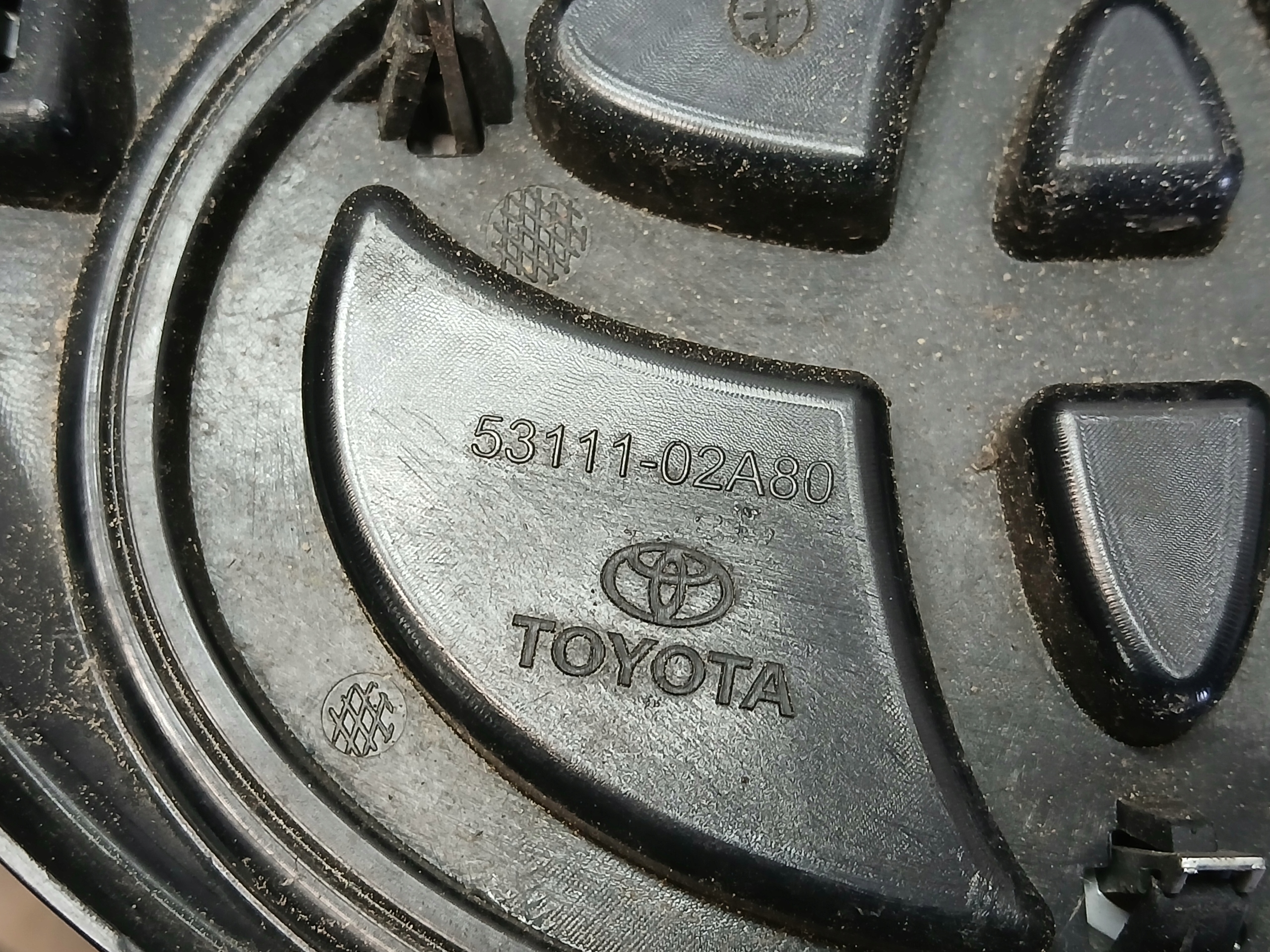 maska TOYOTA COROLLA E16 LIFT 53111-02A80