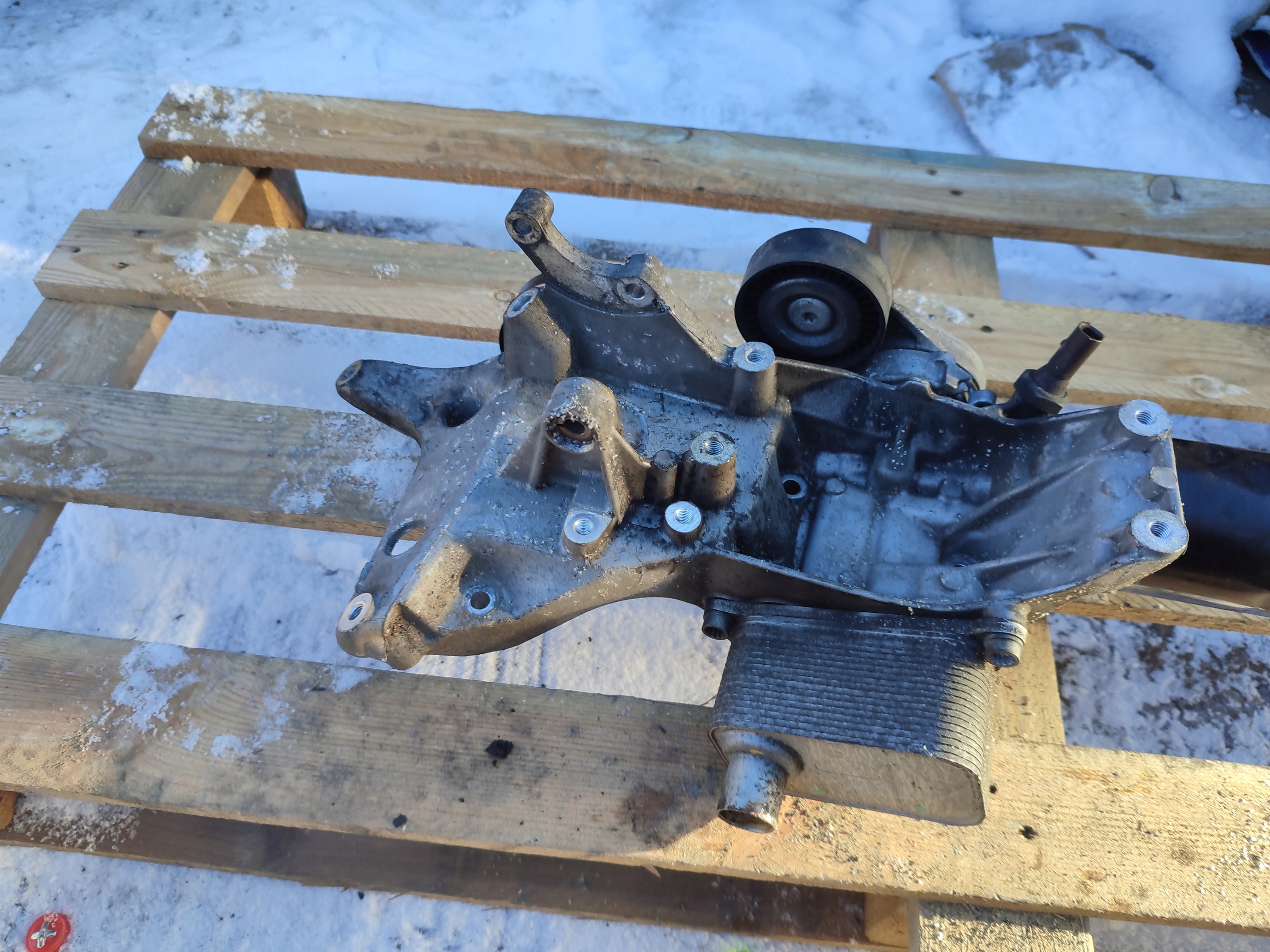 Stütze ALTERNATORA Ölfiltergehäuse AUDI A4 B8 1.8 TFSI 06H903143E