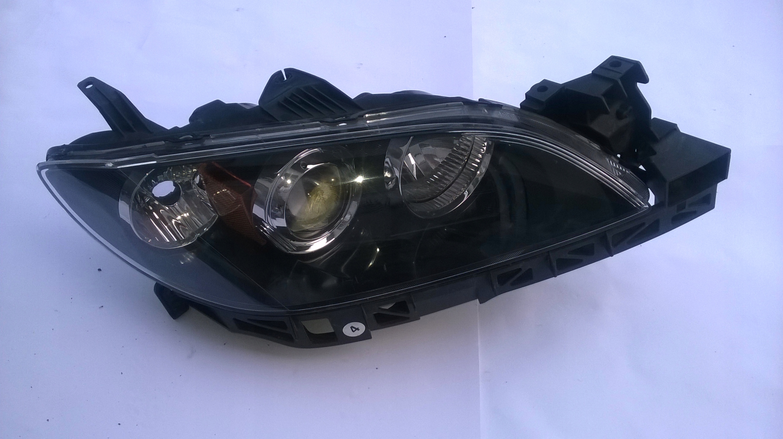 MAZDA 3 BK SDN 4D06+ Reflektor prawy z listwą dol