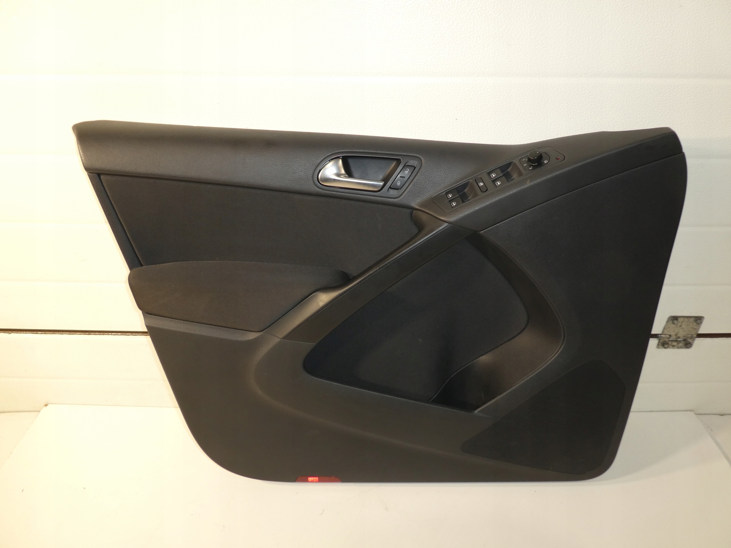 VW TIGUAN and 1 5N side upholstery door left front 5N0867011