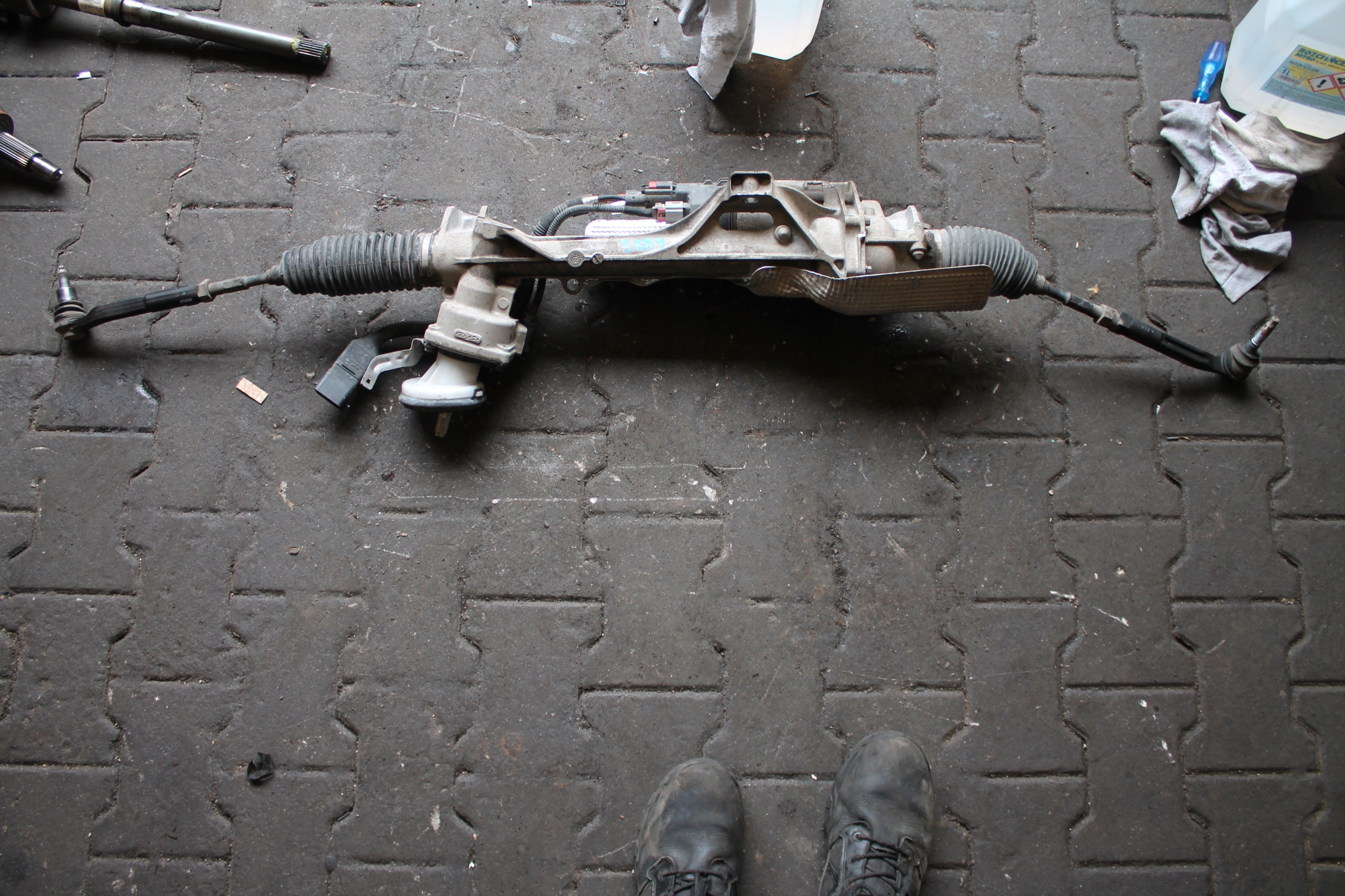 3889. servo control HYUNDAI TUCSON A010J571