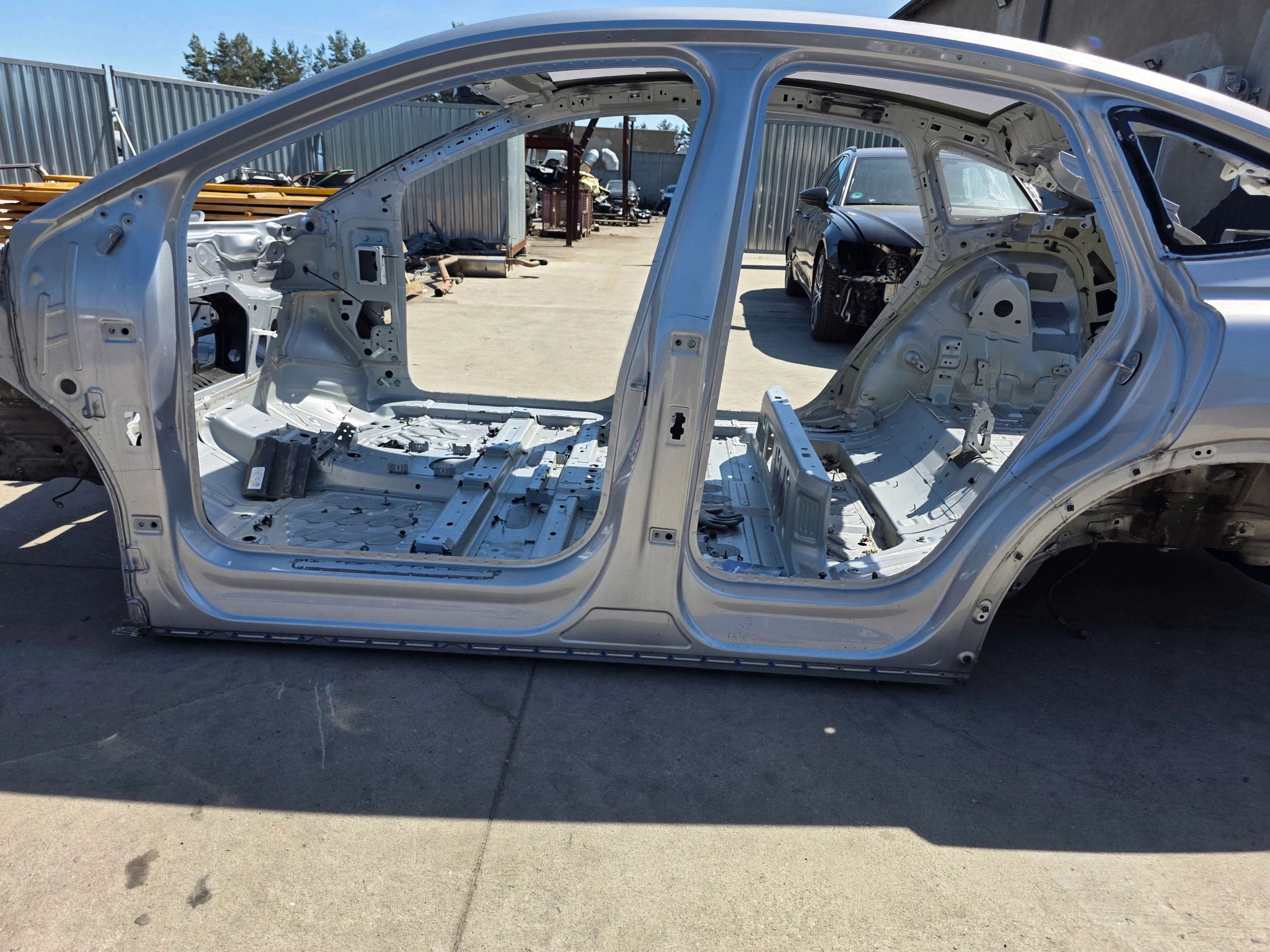 quarter threshold left left side driver´s AUDI Q4 E-TRON original !!!