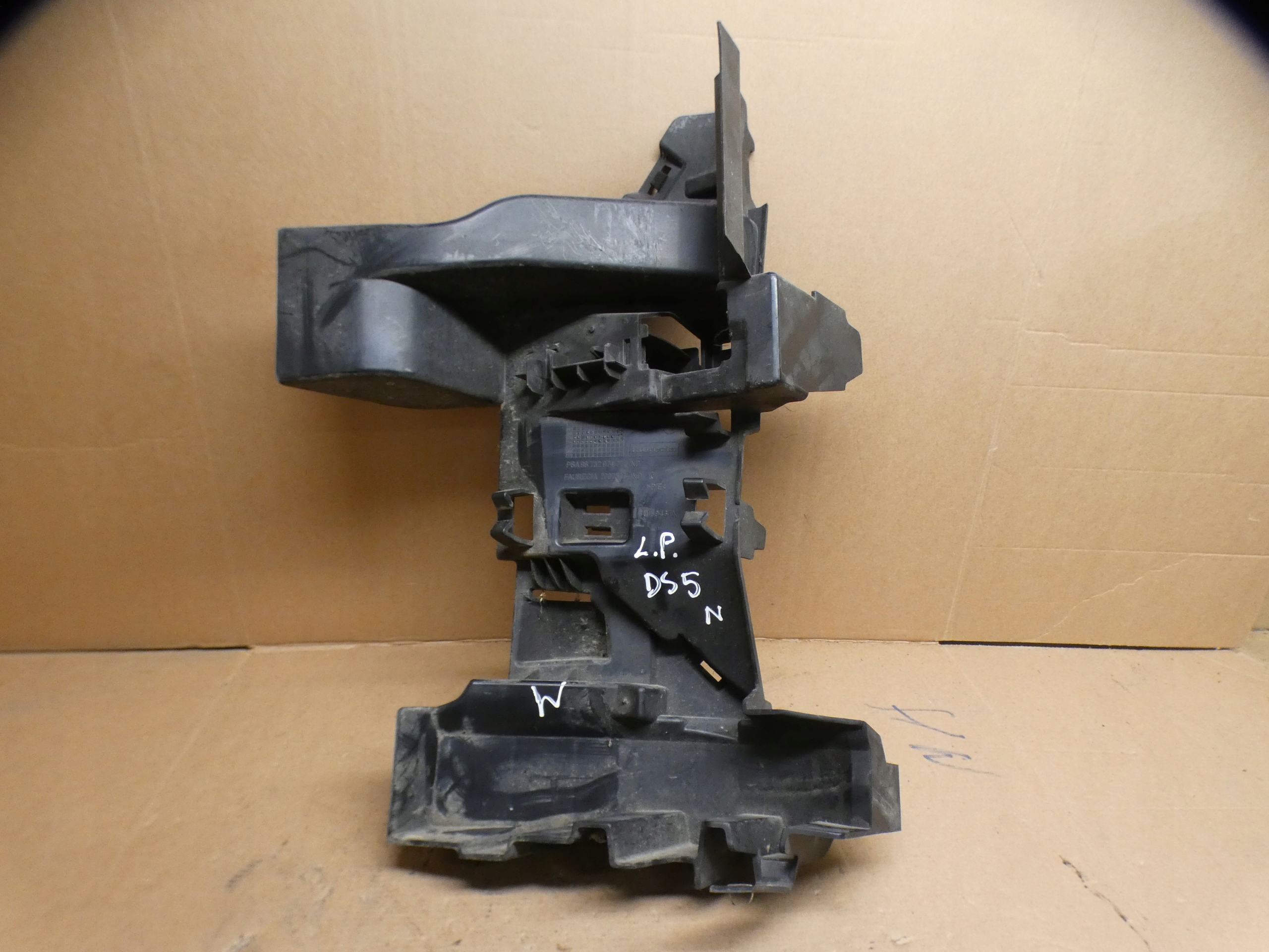 bumper bracket left front front holder bracket CITROEN DS5 9673297477