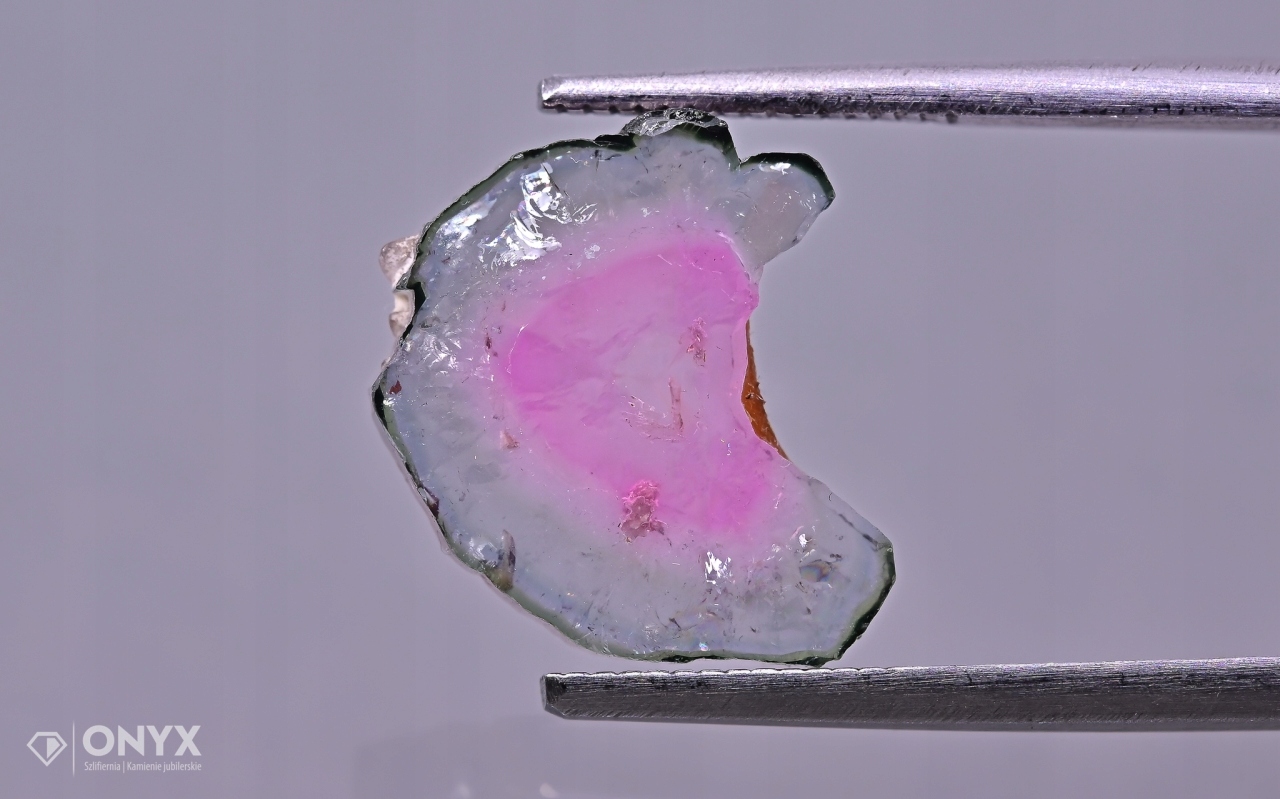 Turmalín nepravidelná deska 13x11 mm