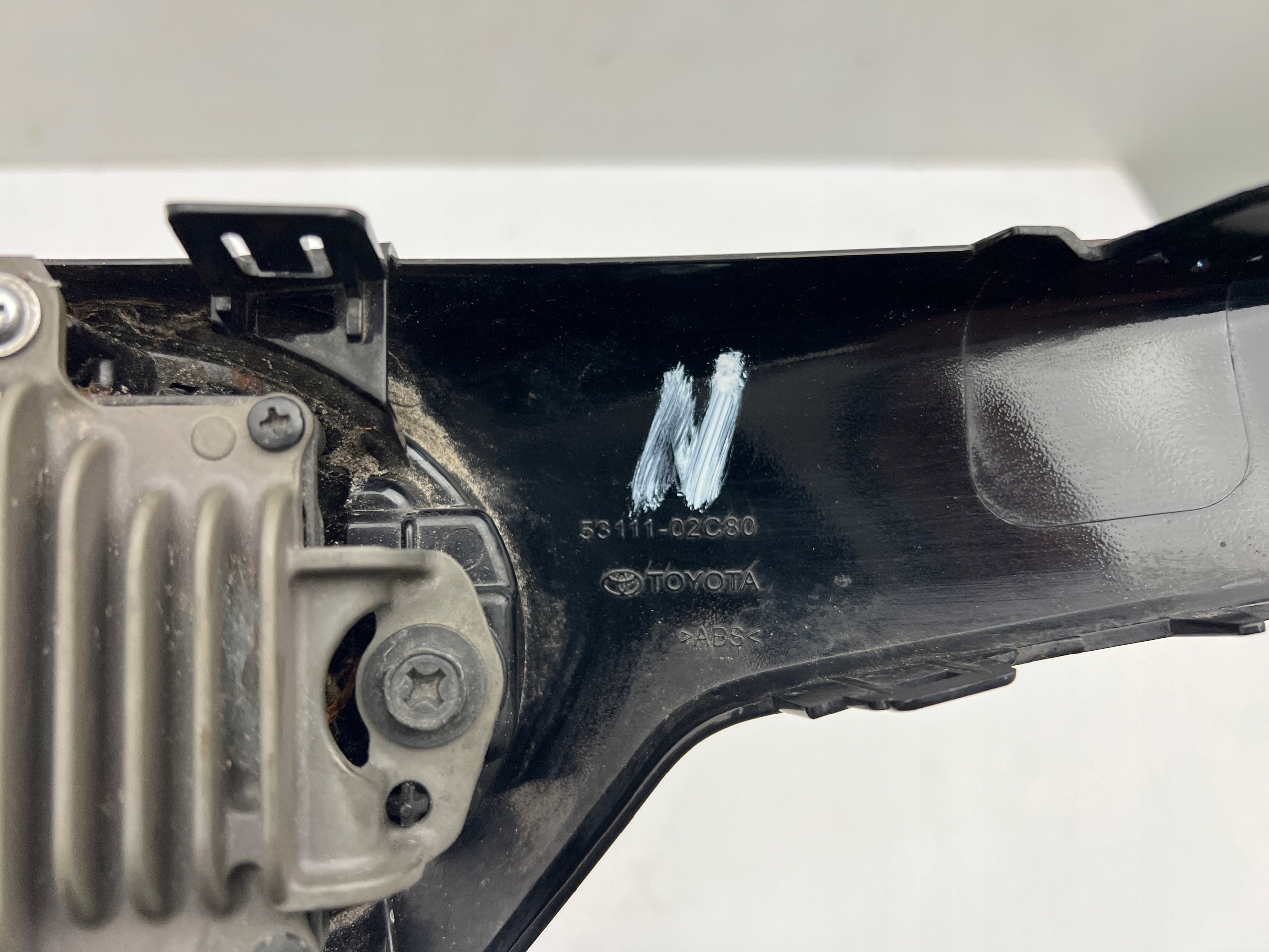 TOYOTA COROLLA E21 HYBRID ATRAPA GRILL EMBLEMAT RADAR ACC ORYGINAŁ N 18- Wersja Europejska