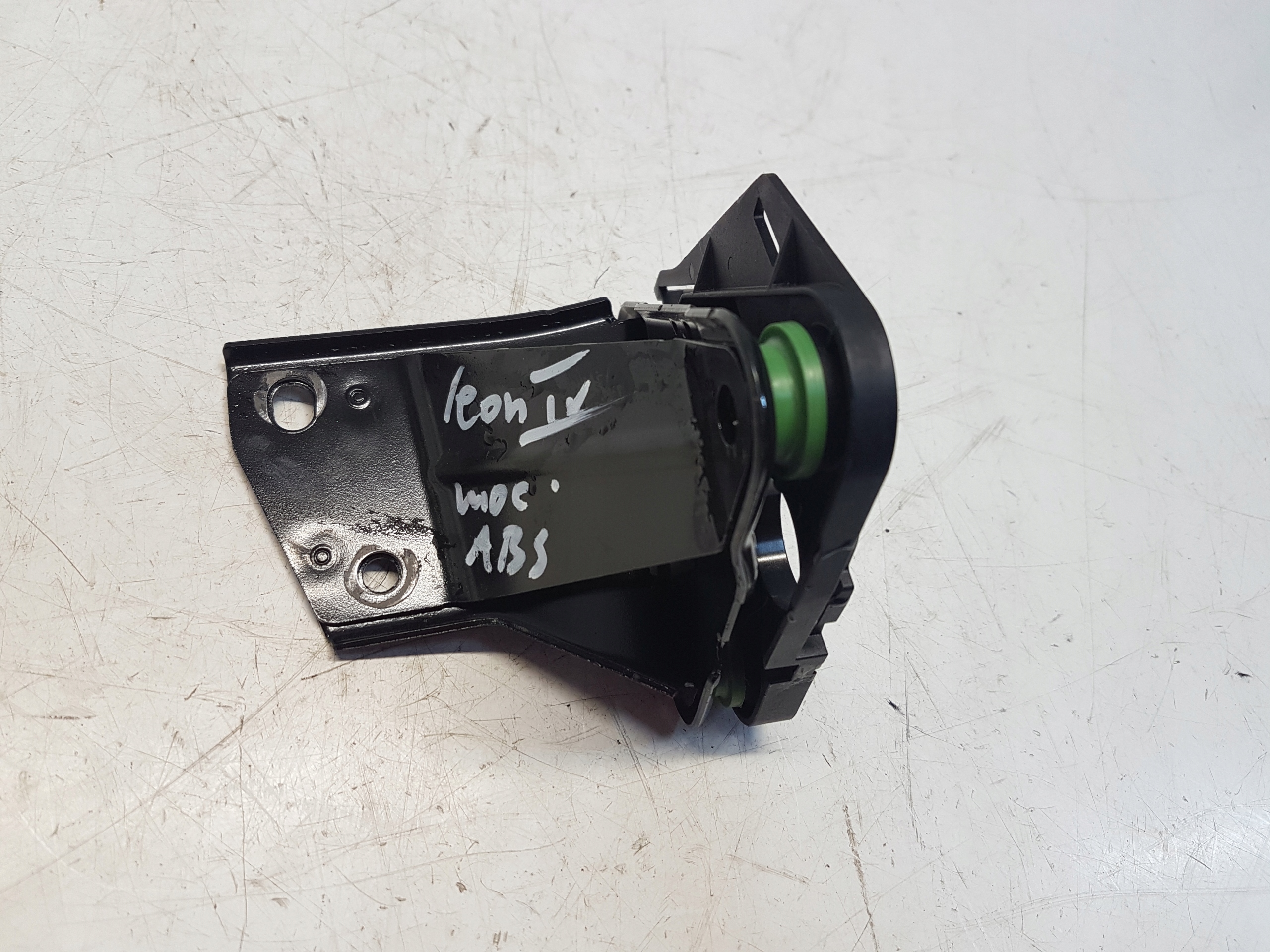 5q0614235f - LEON IV 5fa кронштейн крепления насоса abs