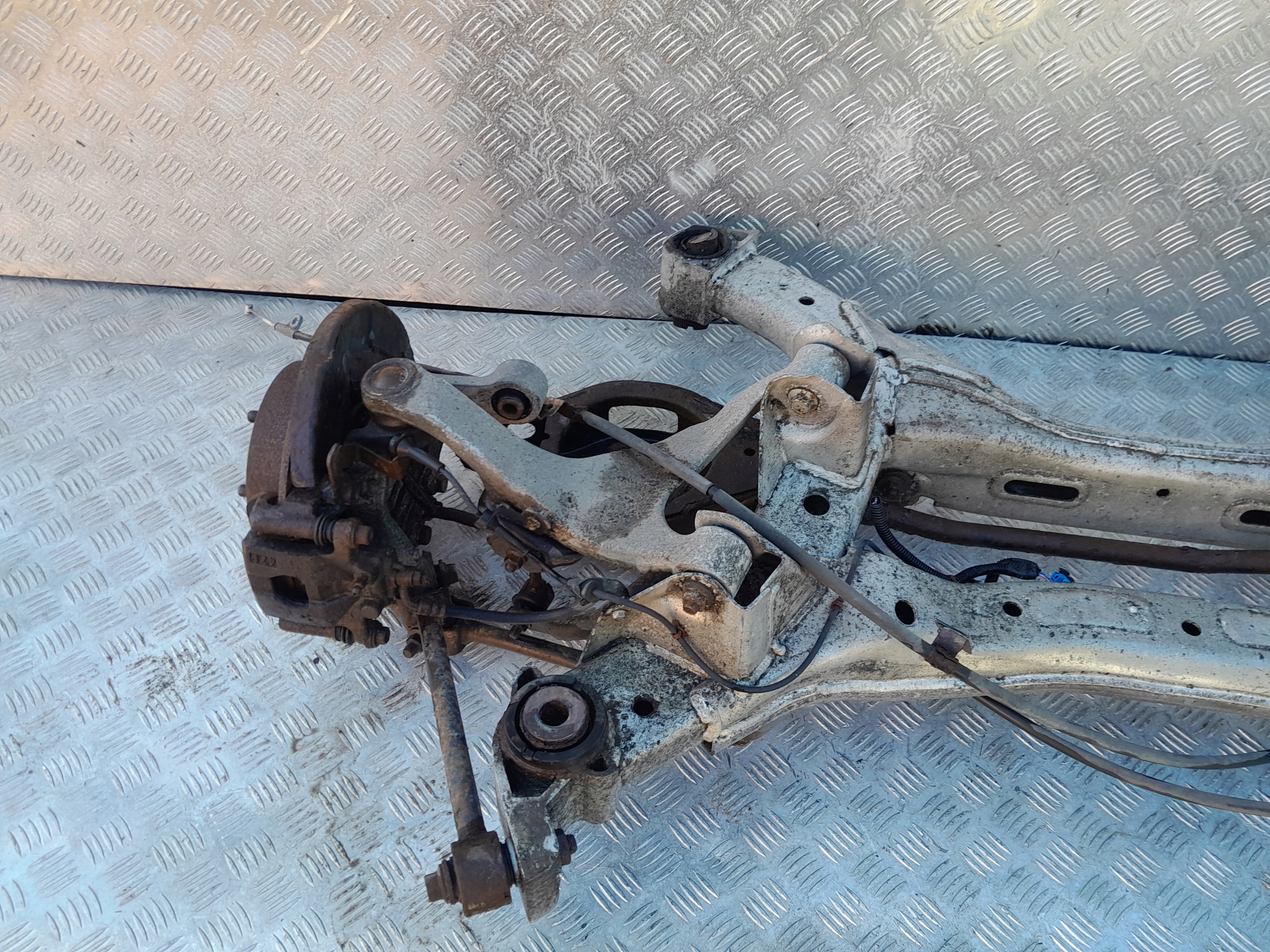 KOMPLETNA BELKA TYŁ TYLNA ZAWIESZENIA OŚ NISSAN MAXIMA A34 VI 04- Waga produktu z opakowaniem jednostkowym 10 kg