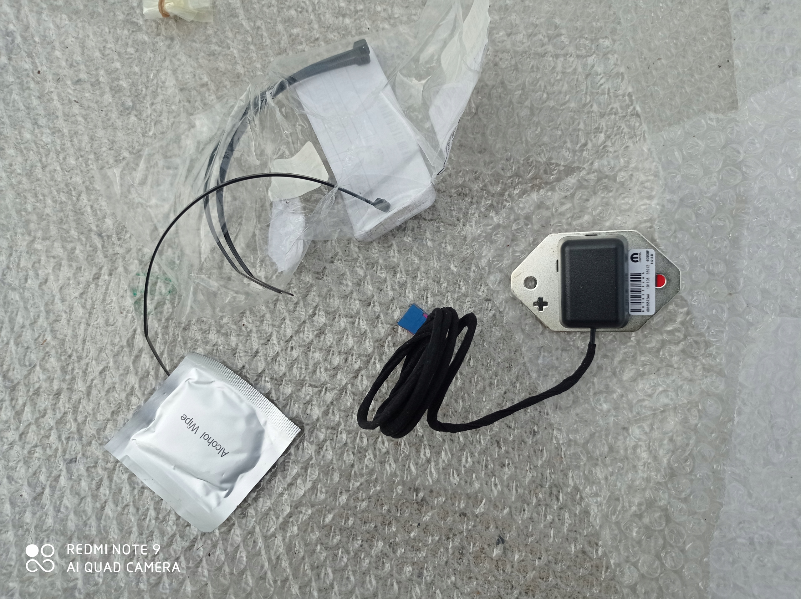 GPS АНТЕННА JEEP CHEROKEE WK2 68185572AA