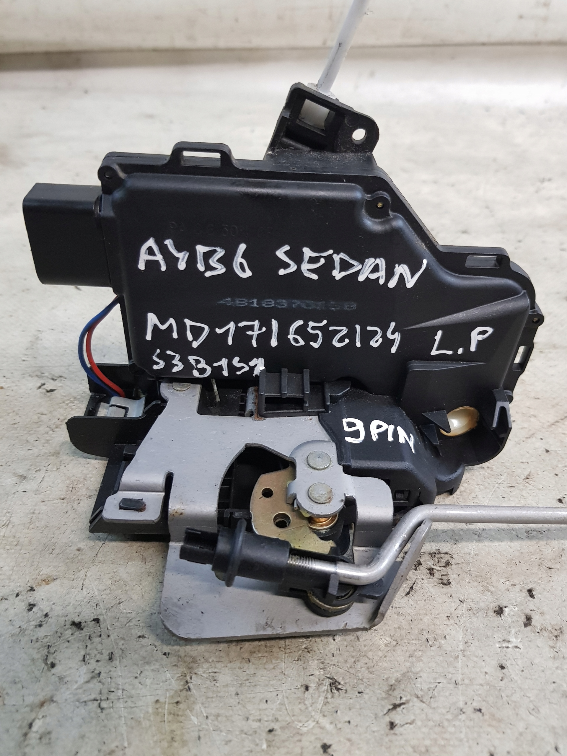 AUDI A4 B6 sedan lock door left front 9PIN