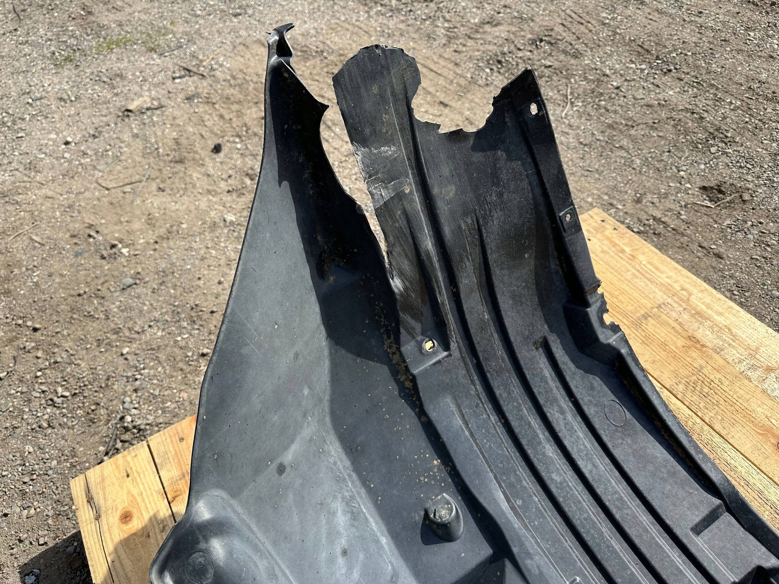 mudguard front front right Nissan Titan 2016+