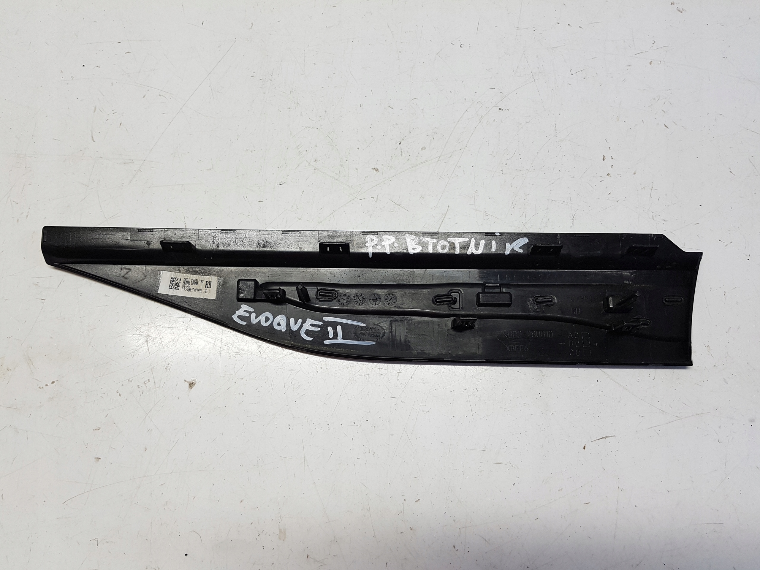 RANGE ROVER EVOQUE II LISTWA BLOTNIKA PRAWY PRZOD Part manufacturer Land Rover OE
