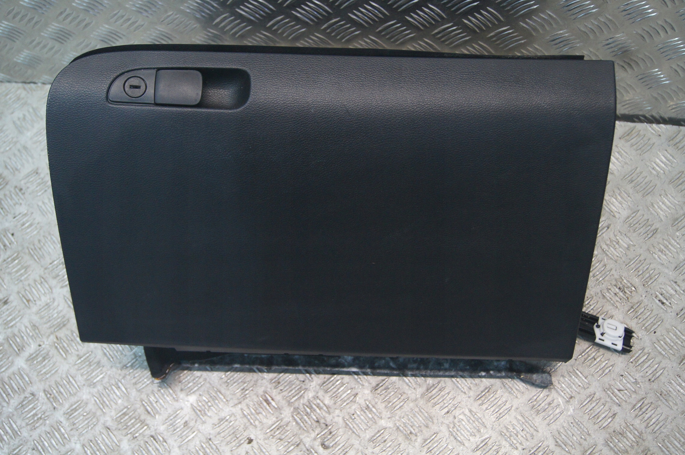 Dodge CHALLENGER III РЕСТАЙЛИНГ бардачок