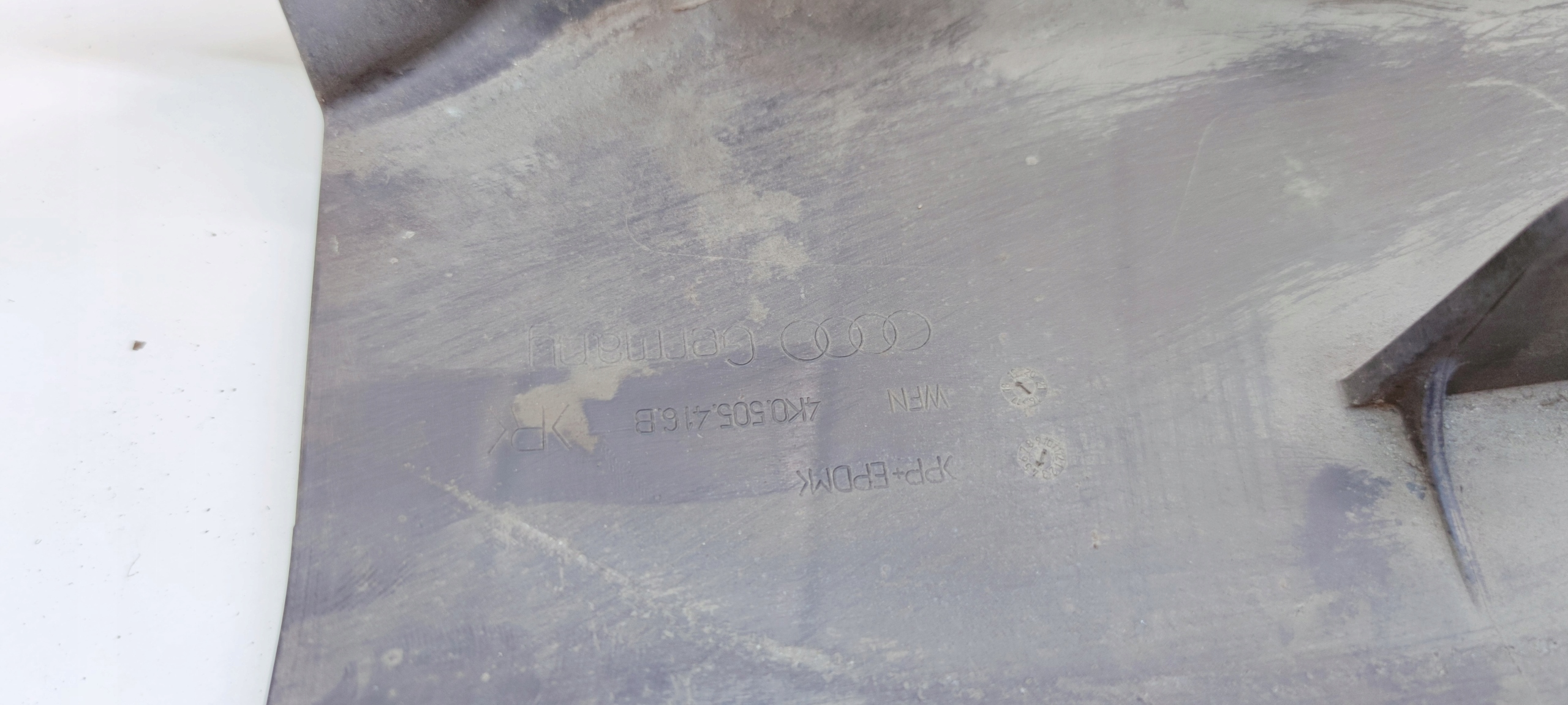 BLENDE ABDECKUNG DES QUERLENKERS RECHTS HECK AUDI A6 C8 4K0505416B
