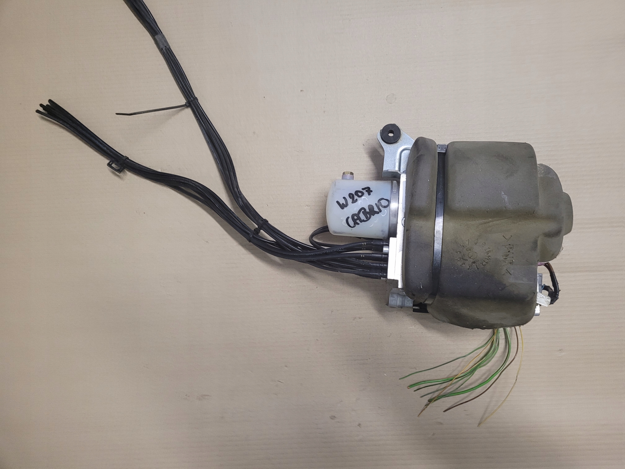 MERCEDES W207 CABRIO POMPA DACHU