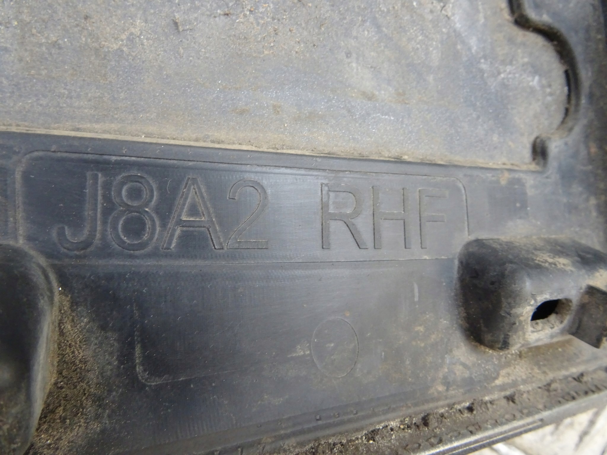 RANGE ROVER VELAR moulding for fender right front J8A2-16164-A