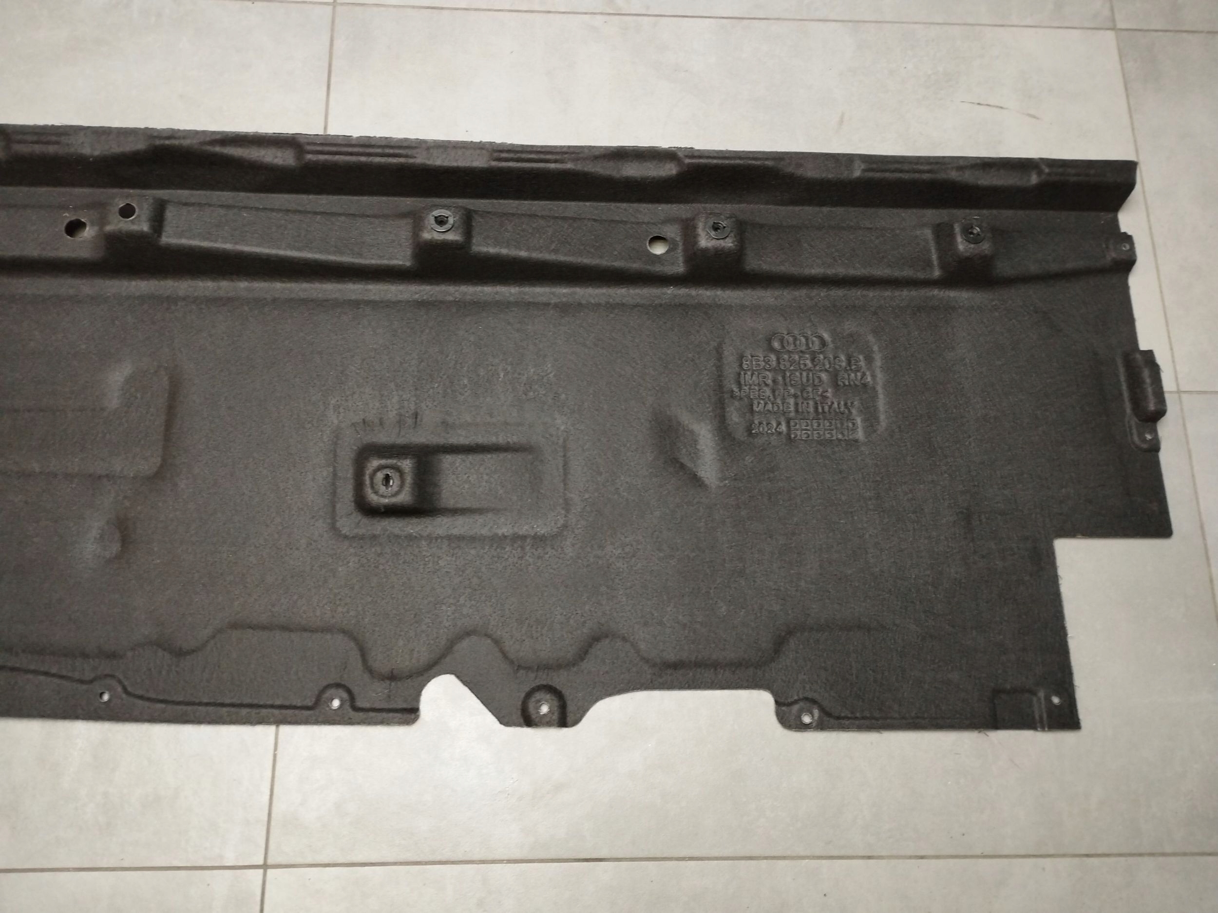 Audi A5 B10 KOMBI cover chassis right 8B3825208B