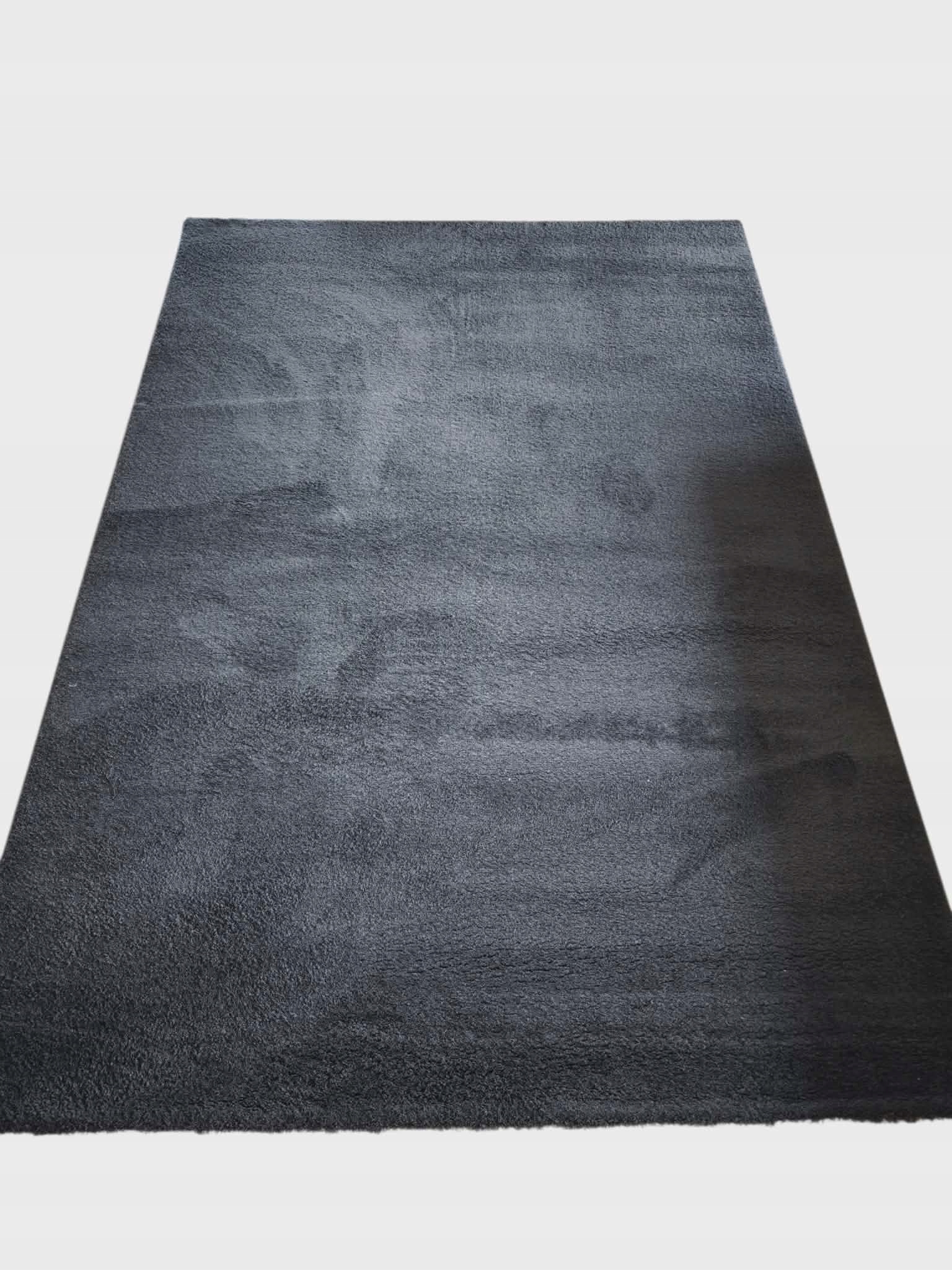 Čierny koberec do obývačky 160 x 230 cm, plyšové mäkké štetiny