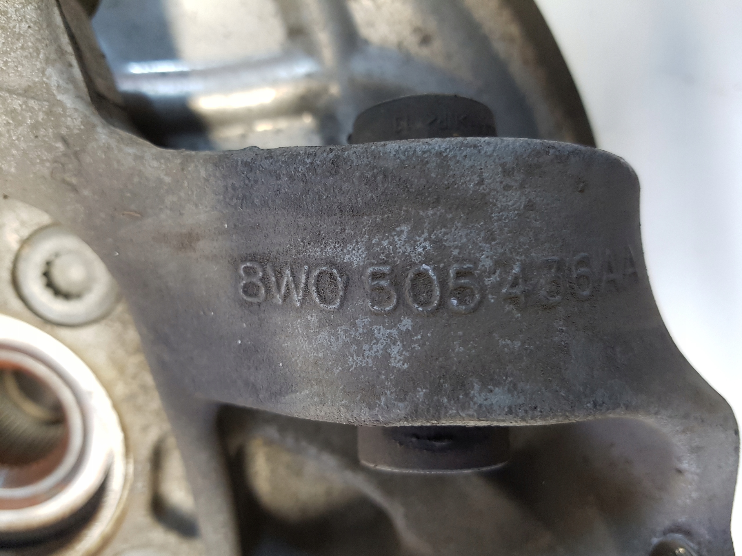 AUDI A4 B9 8W otoč čepu pravý záď 4x4