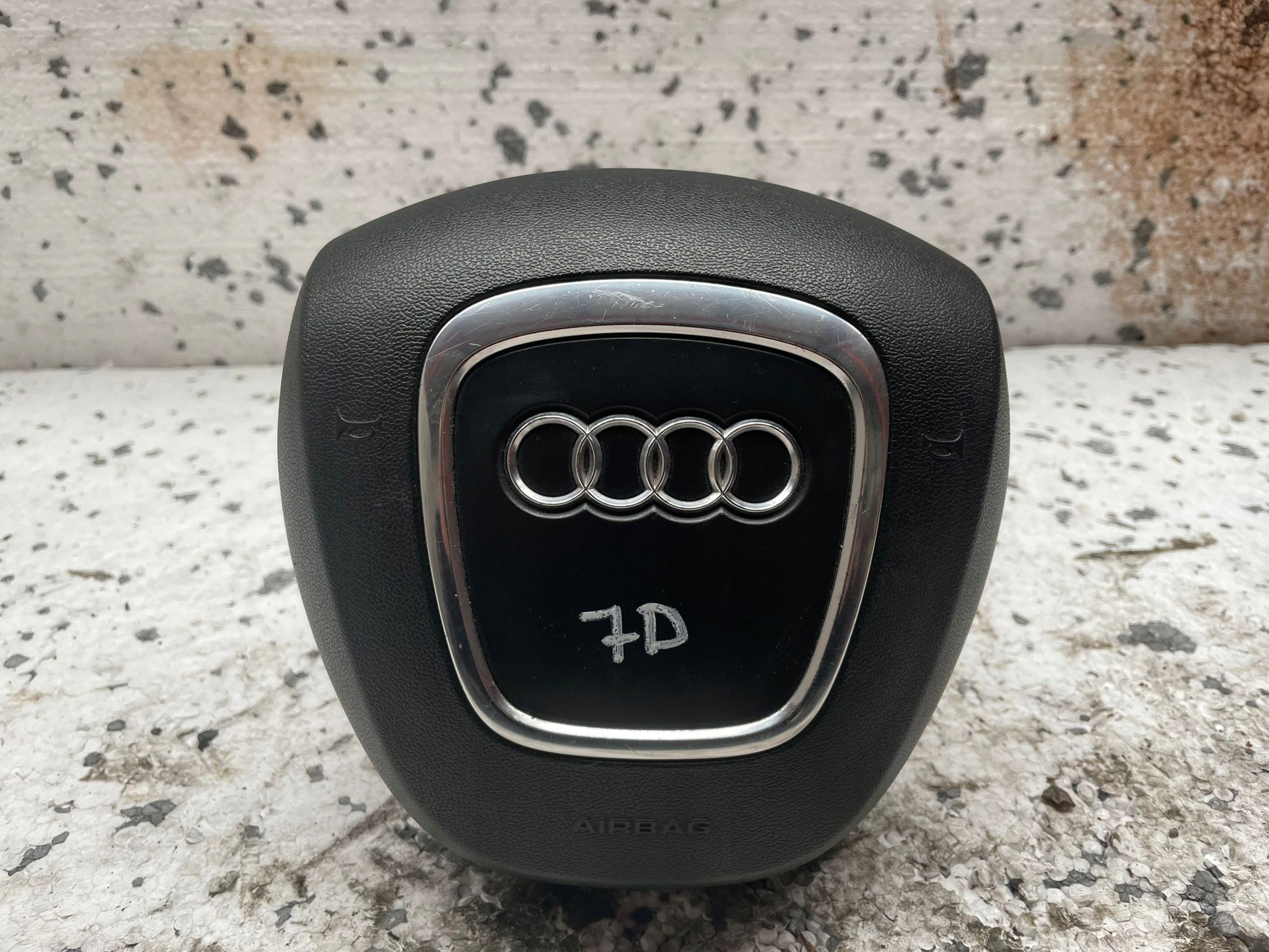 Подушка безопасности водителя AUDI A6 C6 Q7 4F0880201AS