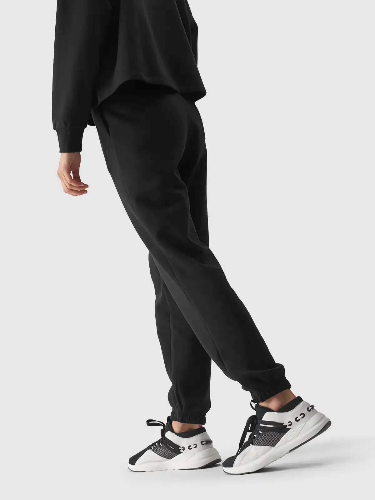 SPODNIE DRESOWE DAMSKIE 4F SPORTOWE DRESY BAWEŁNIANE Z KIESZENIAMI AW240819 Cechy dodatkowe brak