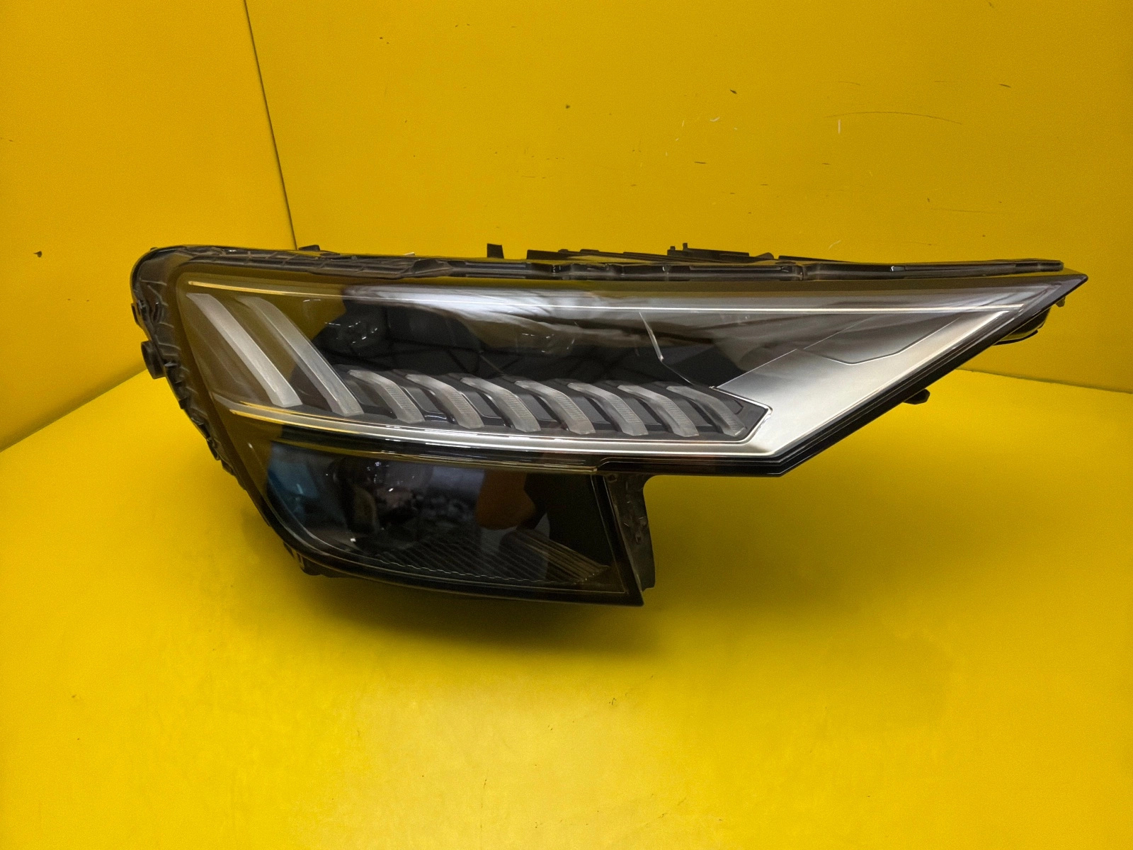 light right Audi Q8 RSQ8 Matrix 4M8941036