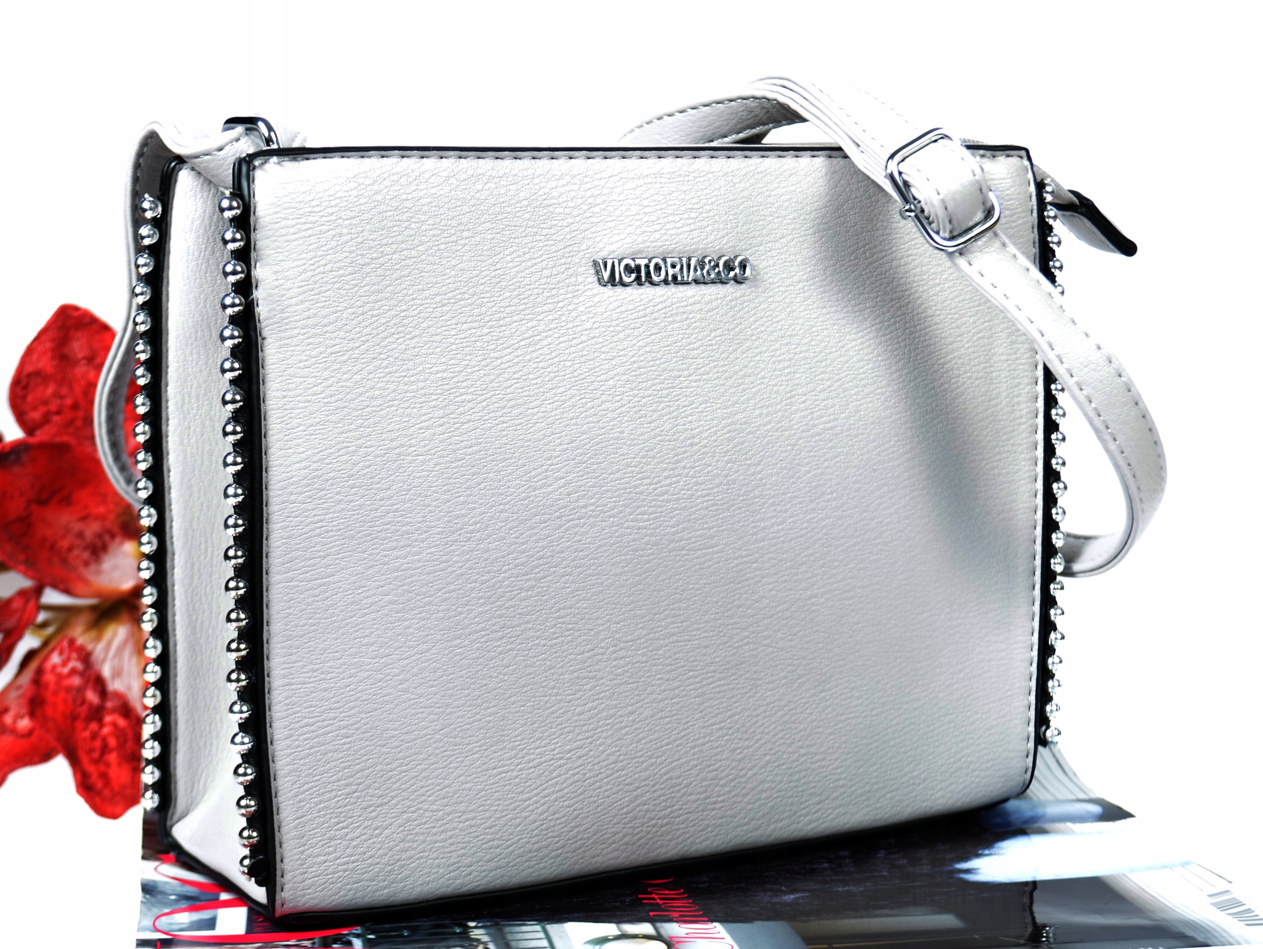 

Efektowna torebka listonoszka kuferek Kolory