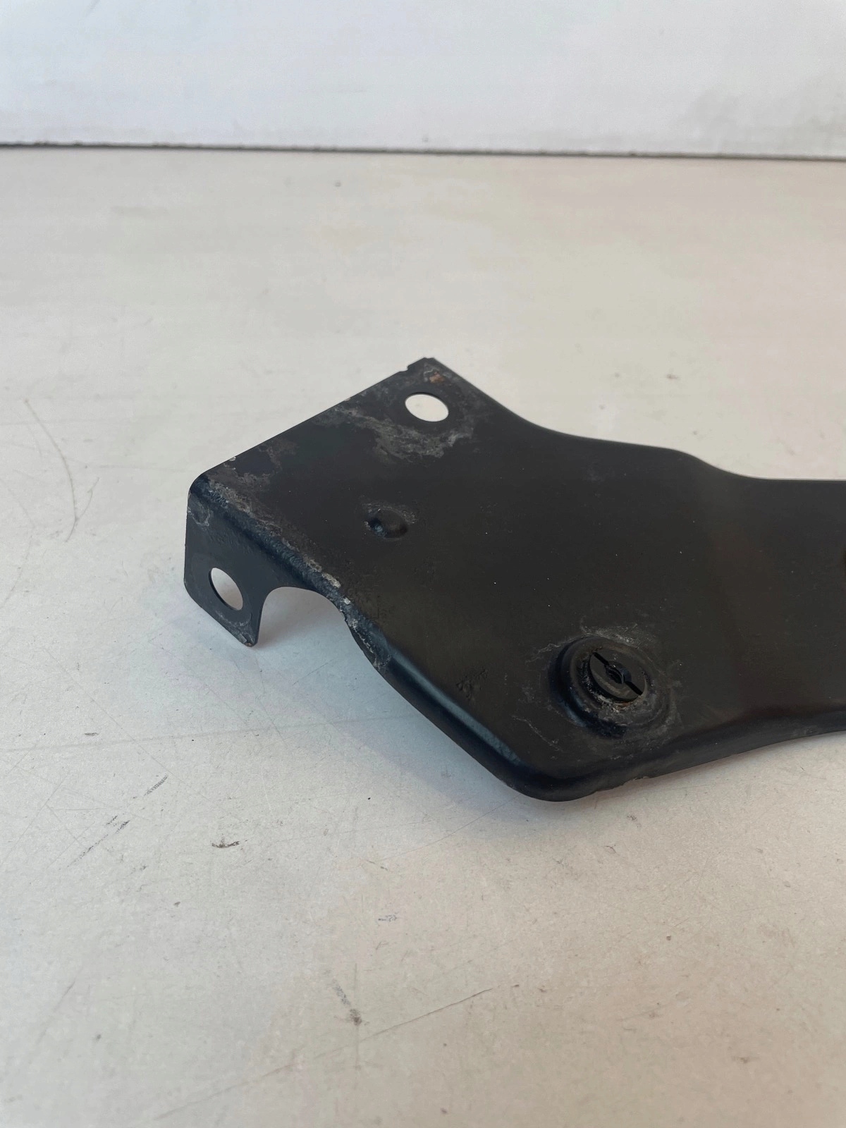 console wall support of the front left Volkswagen Tiguan and
