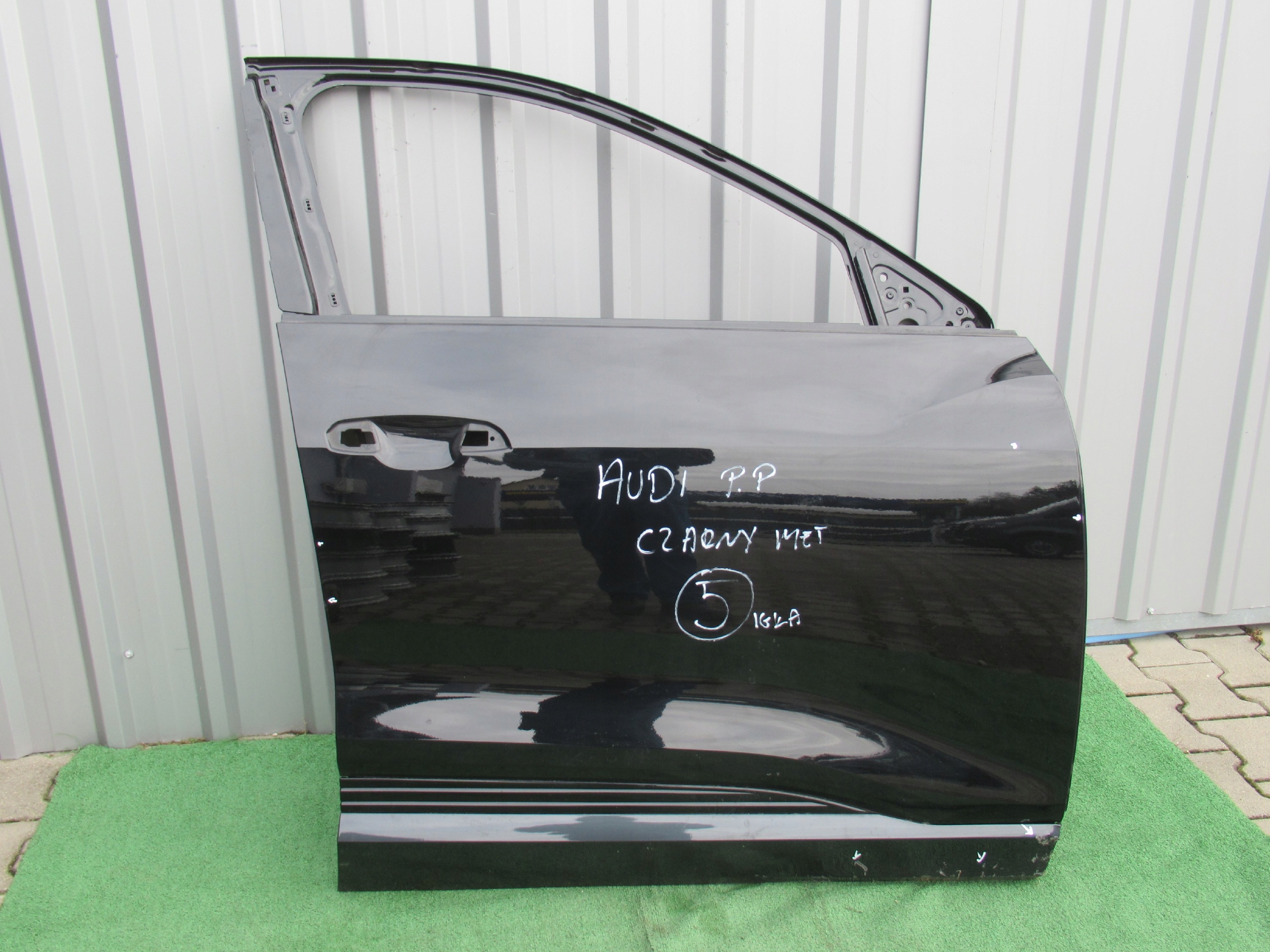 AUDI E-TRON 4KE 19- DRZWI PRAWE PRZÓD CZARNY METALIK IGŁA 4KE831052B Kolor czarny