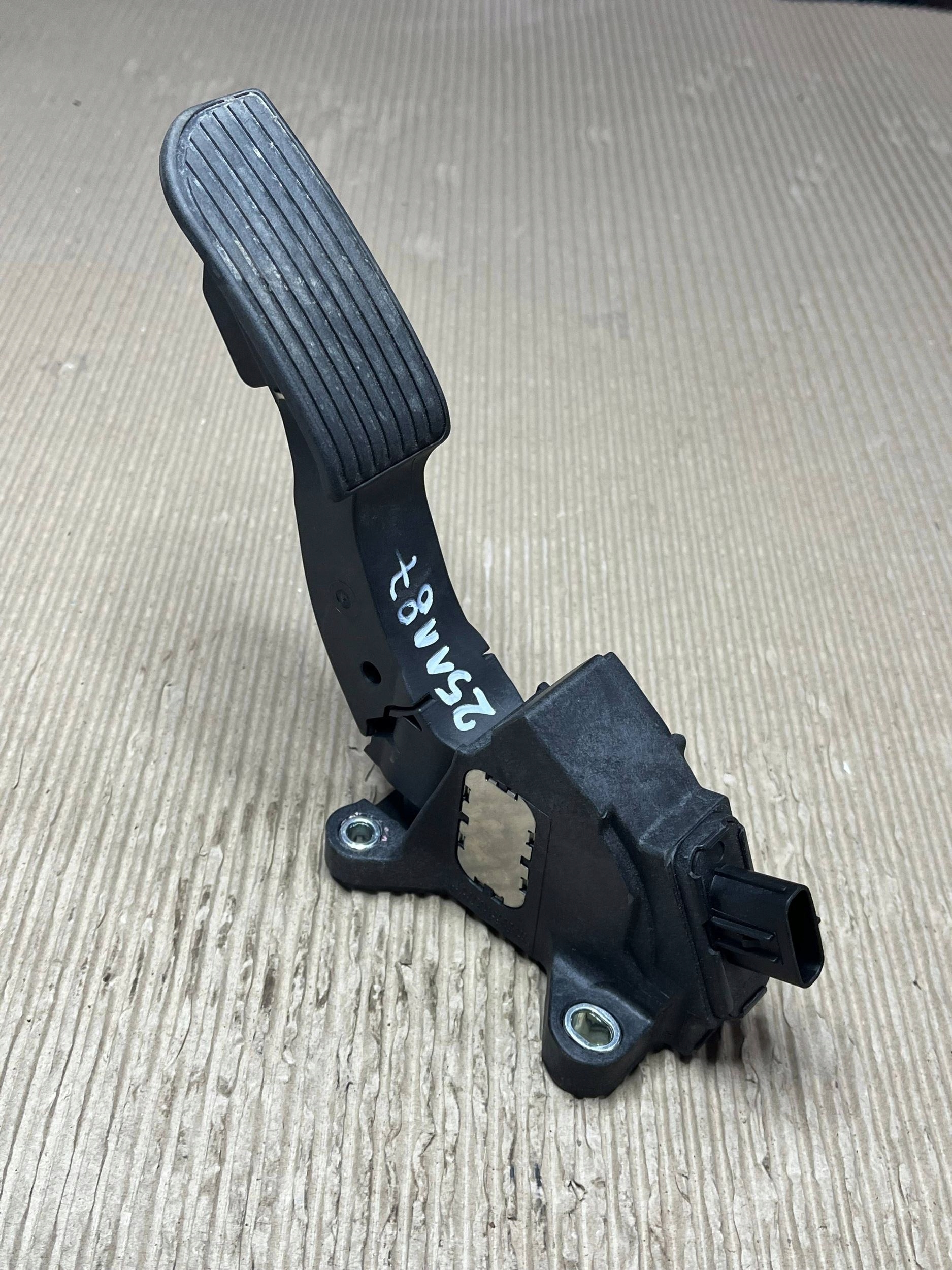 accelerator pedal Peugeot 108 B000915780
