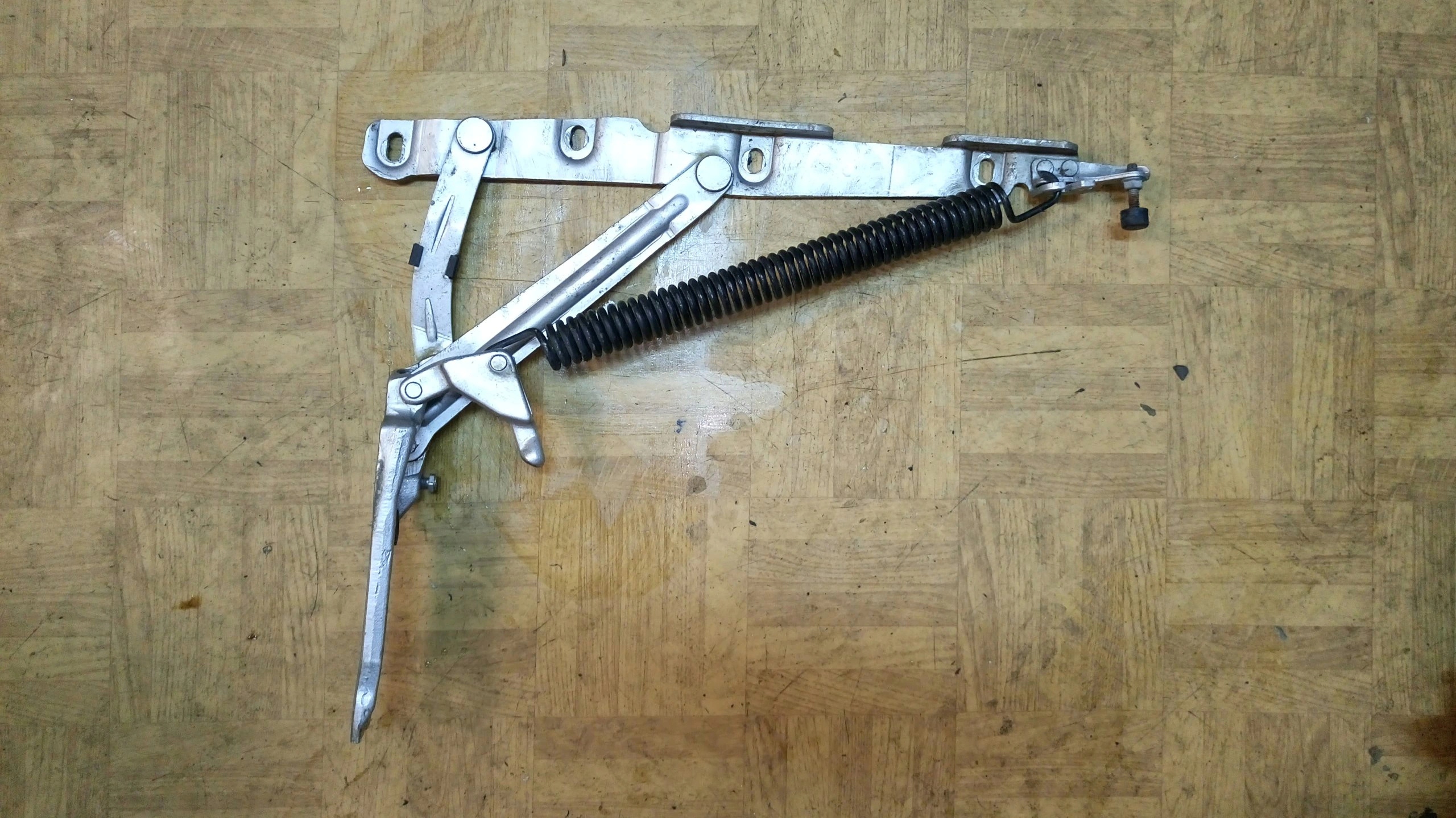 MERCEDES ZAWIAS TYŁ KLAPY LEWY 2207500187