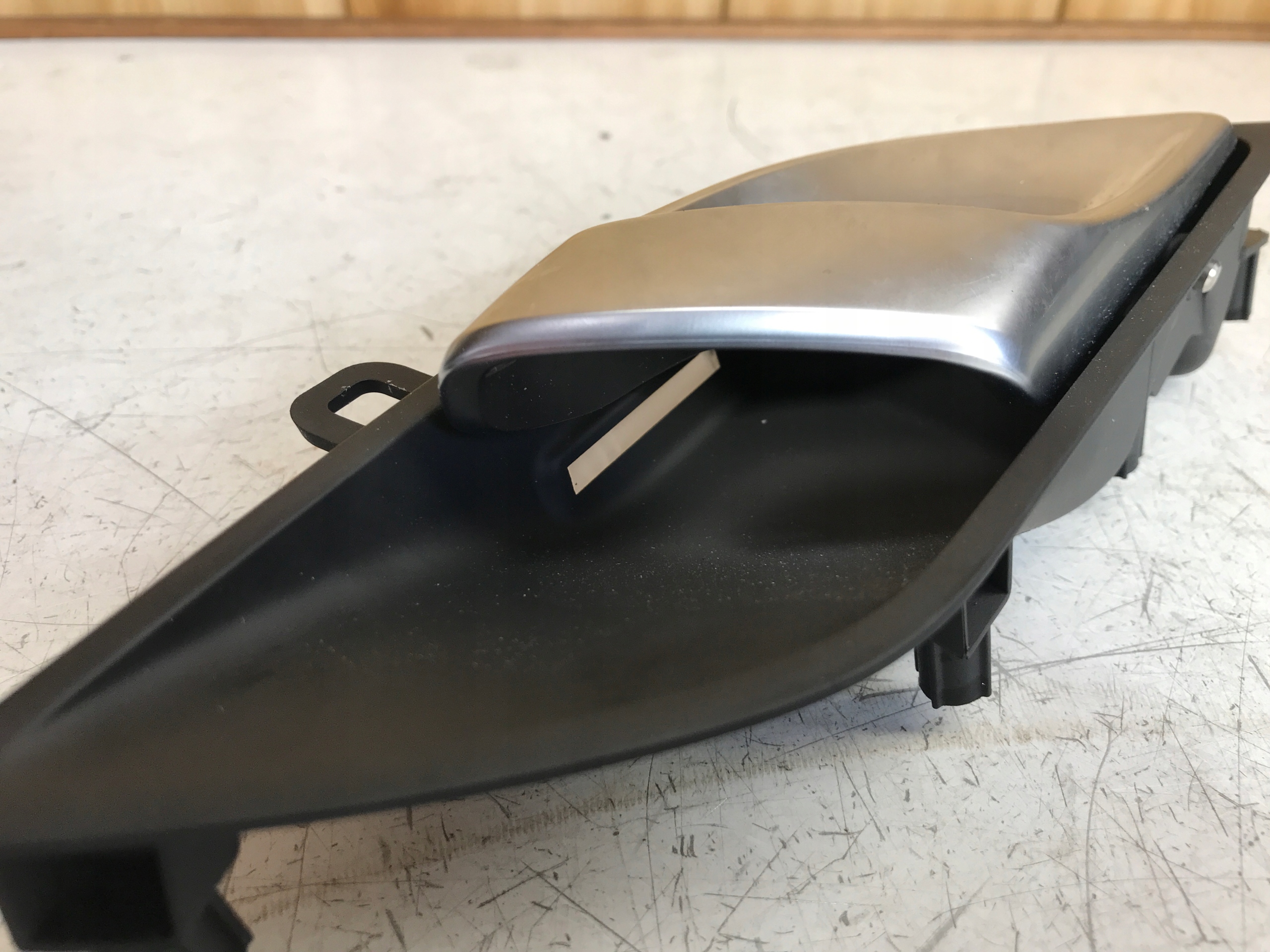 AUDI R8 PLUS KLAMKA WEWNETRZNA PODSWIETLANA PRAWA Part manufacturer Audi original OE