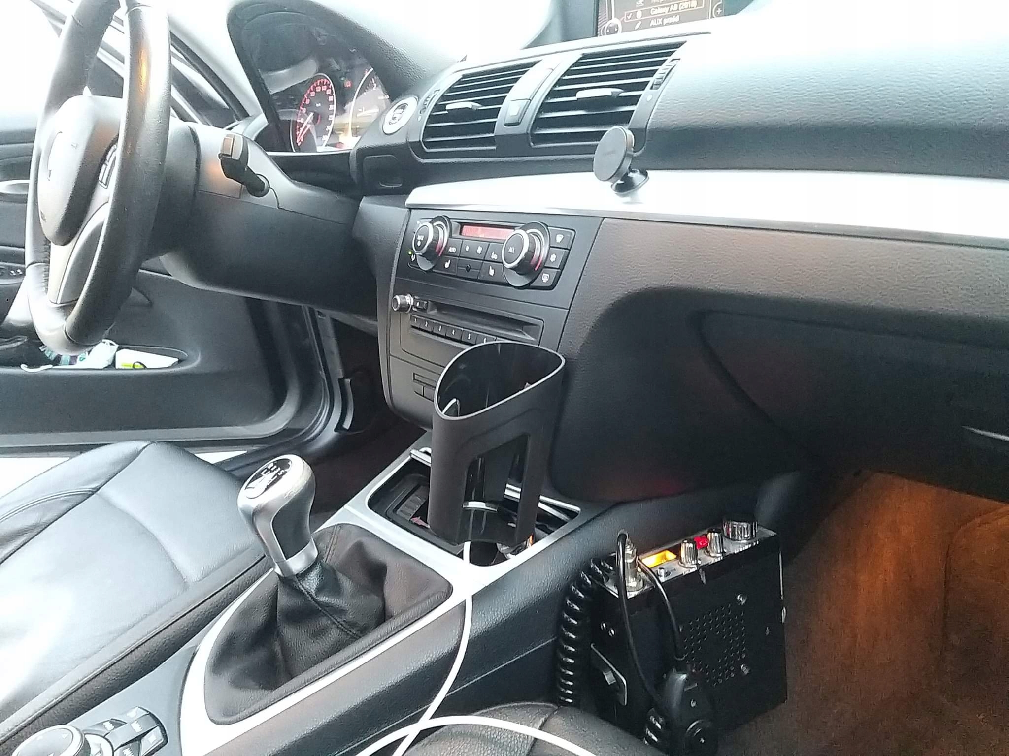 UCHWYT SAMOCHODOWY NA KUBEK NAPOJE BUTELKI Producent Iso Trade