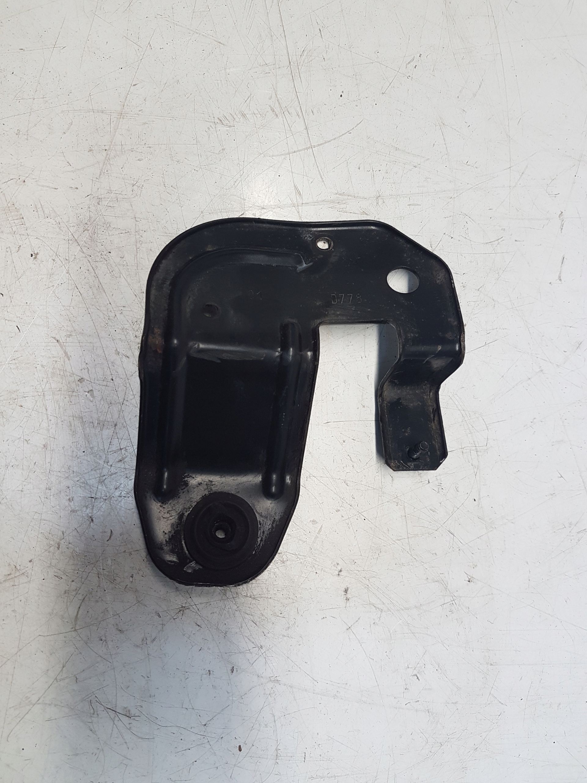 MASERATI LEVANTE HALTER FILTER LUFT