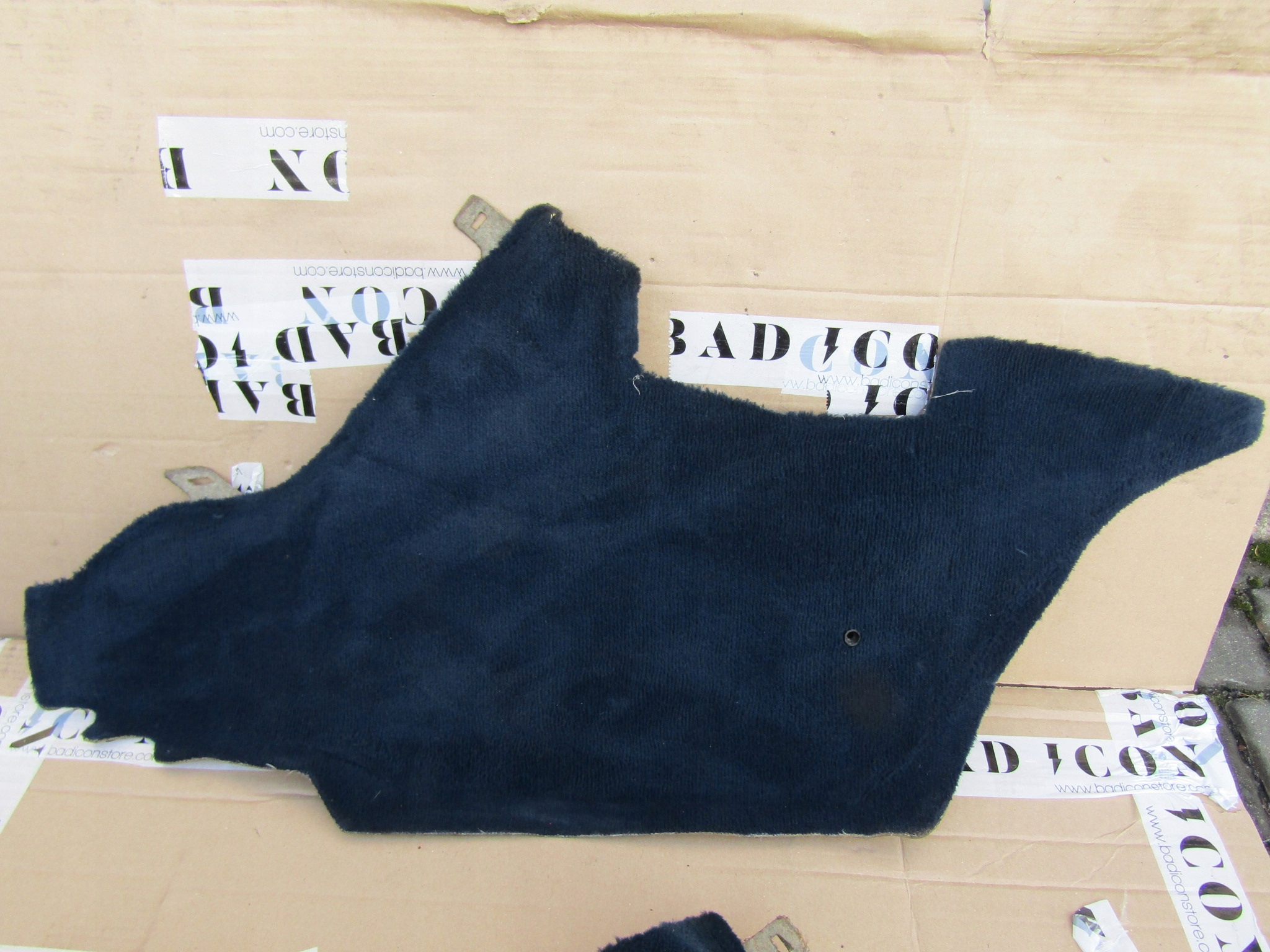 12 MERCEDES W124 OSLONA TAPICERKA TUNELU NIEBIESKA Producent części Mercedes-Benz OE