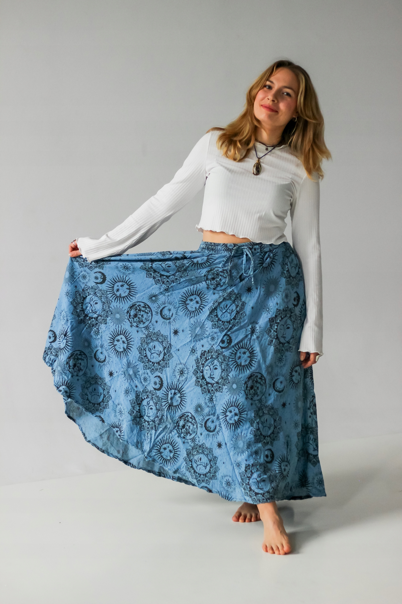 Bavlněná modrá dlouhá sukně na kole s motivem astra – slunce a měsíc