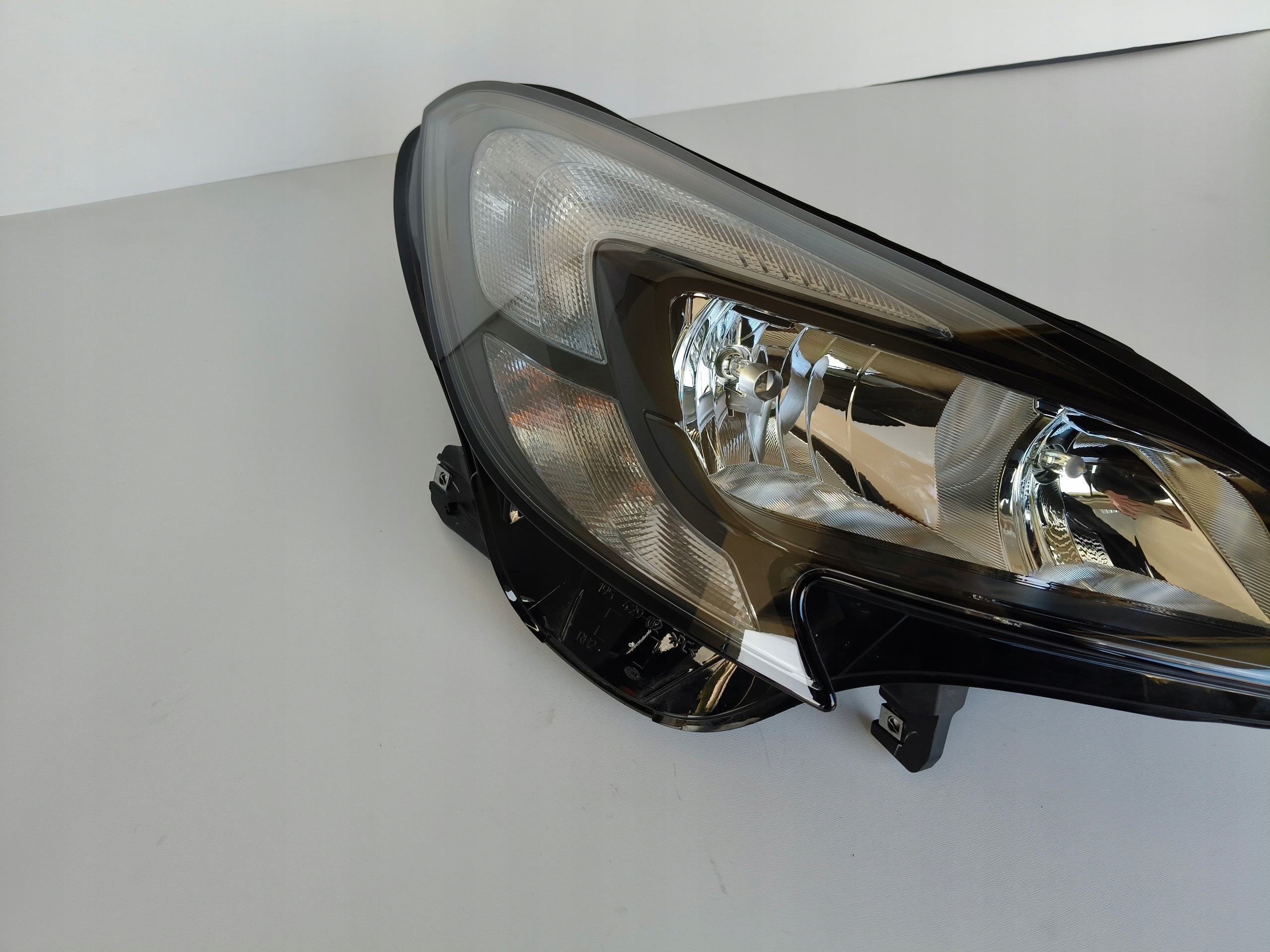 far desna REFLEKTOR OPEL CORSA E 14