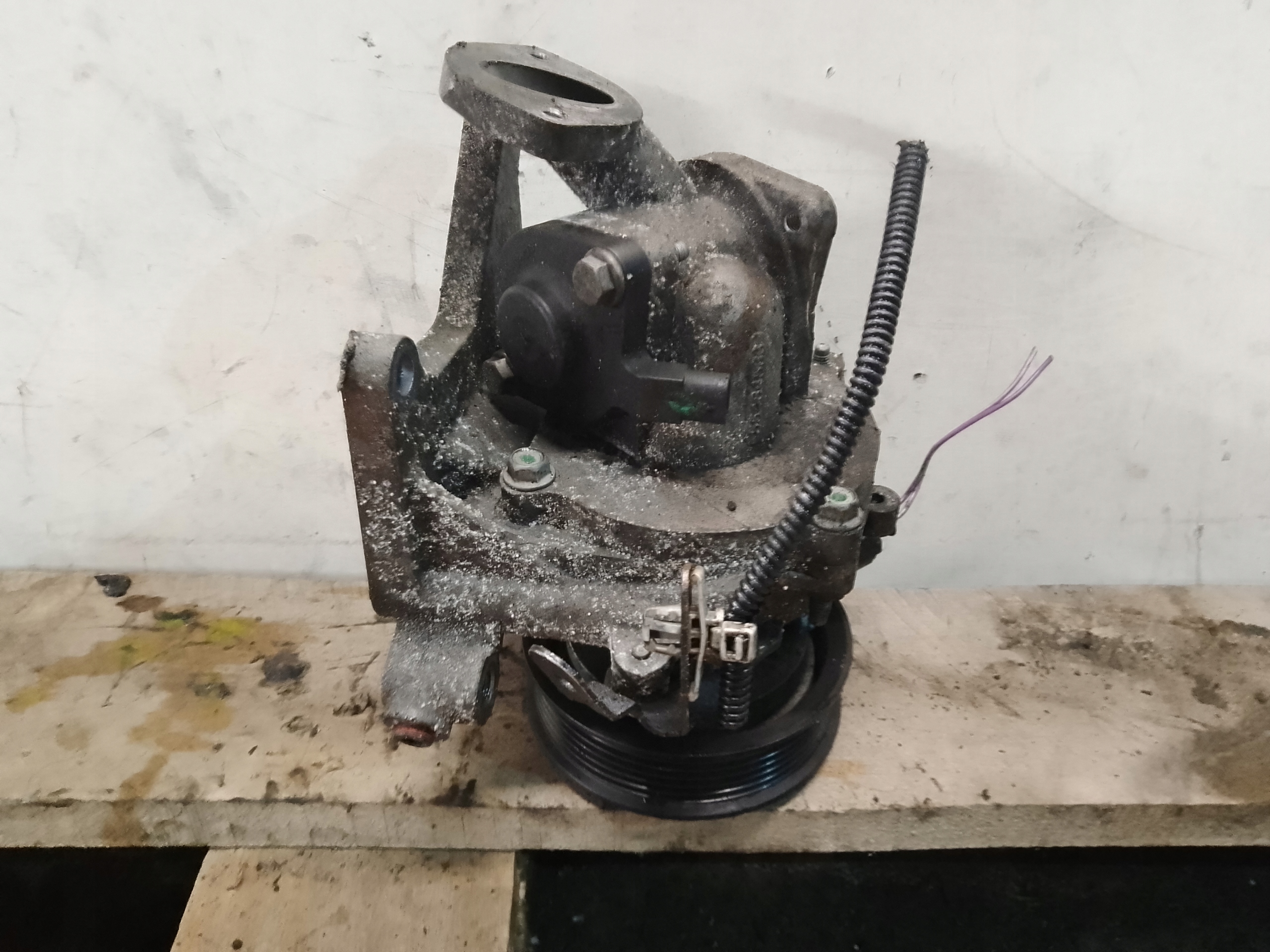 Водяний насос Opel Astra J 1.6 b16dth