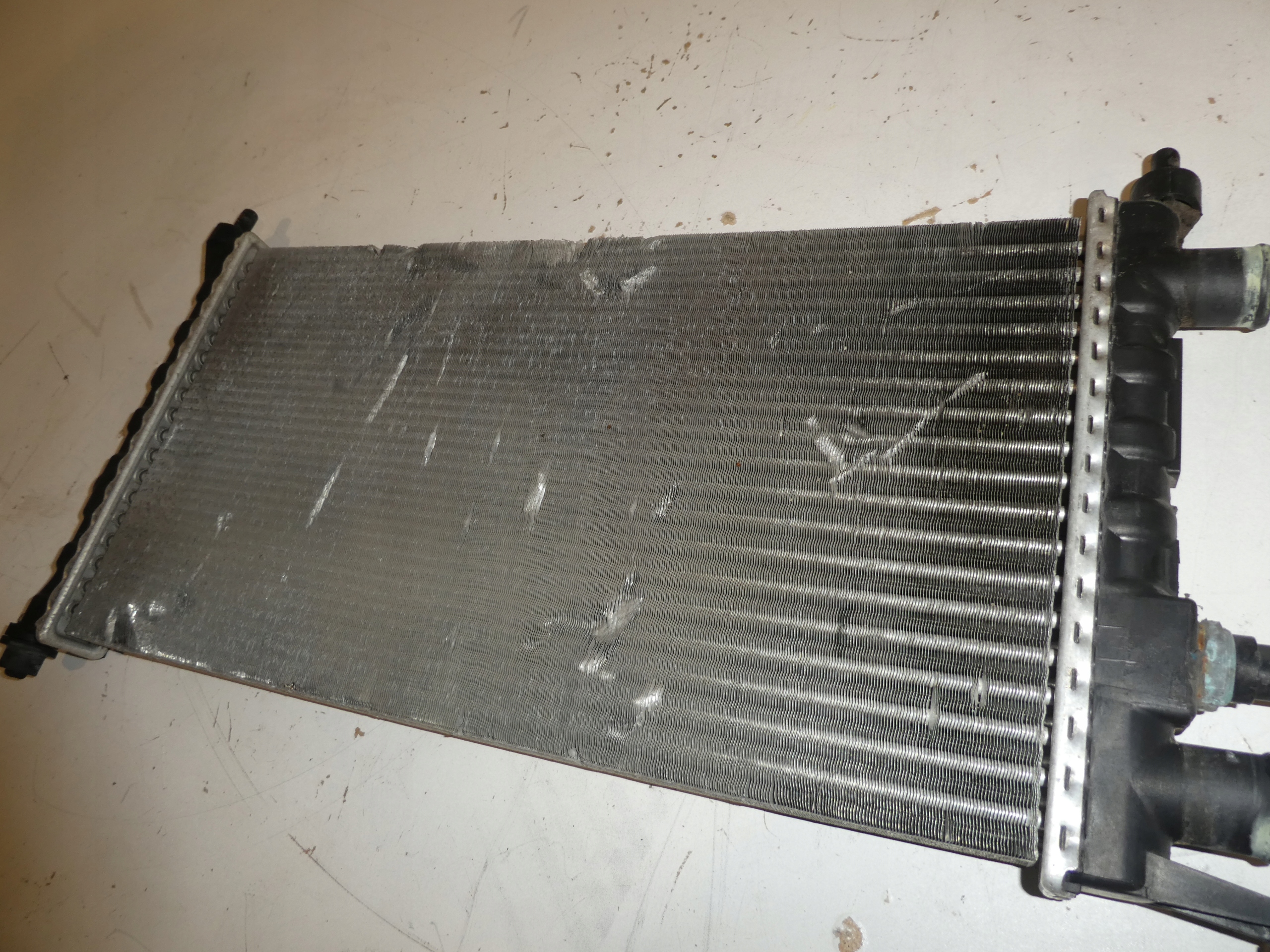 hűtő motor BEHR 35724 OPEL CORSA B