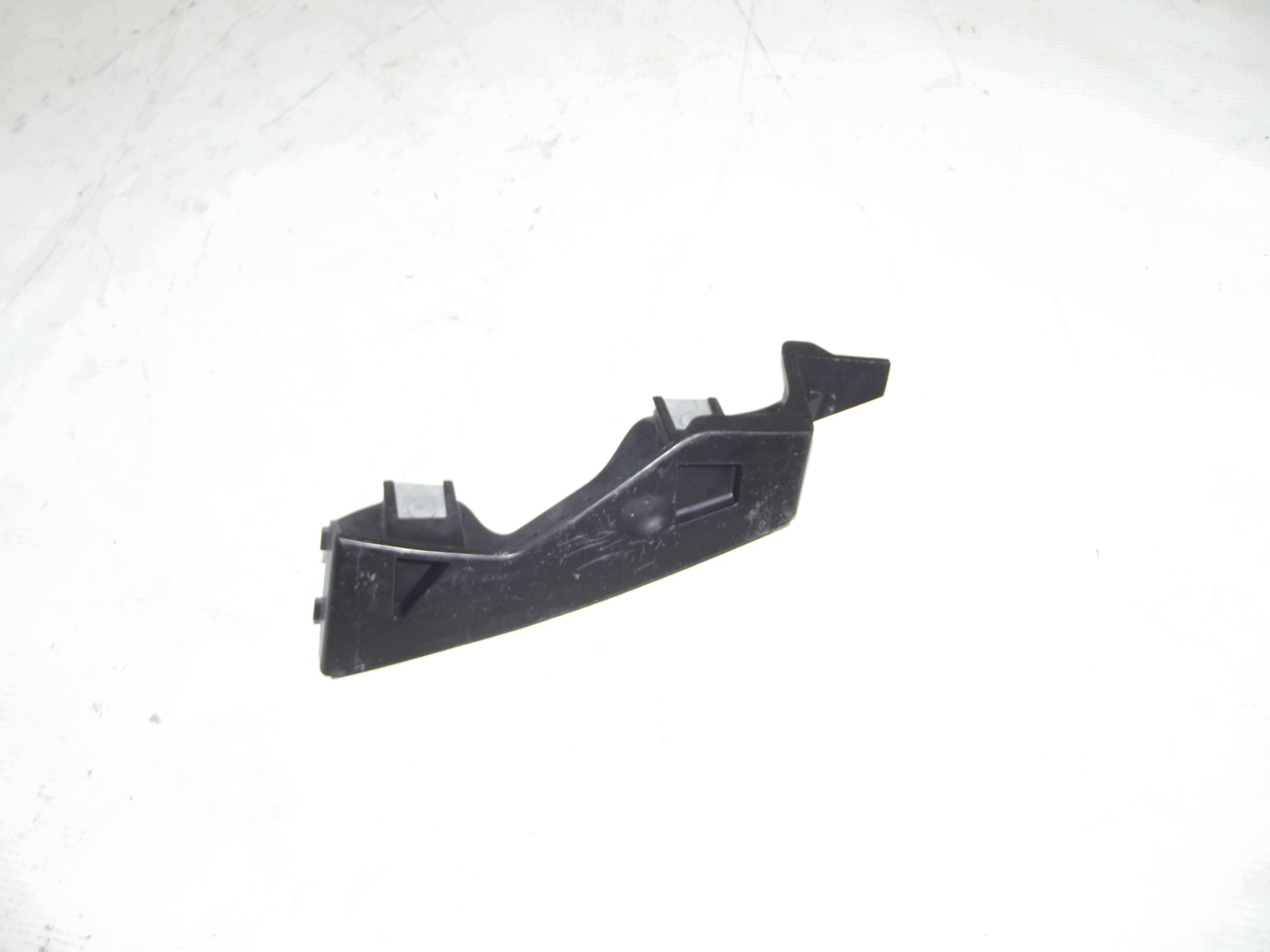 VW Passat B6 držák nárazníku pravý předek 3C0807724